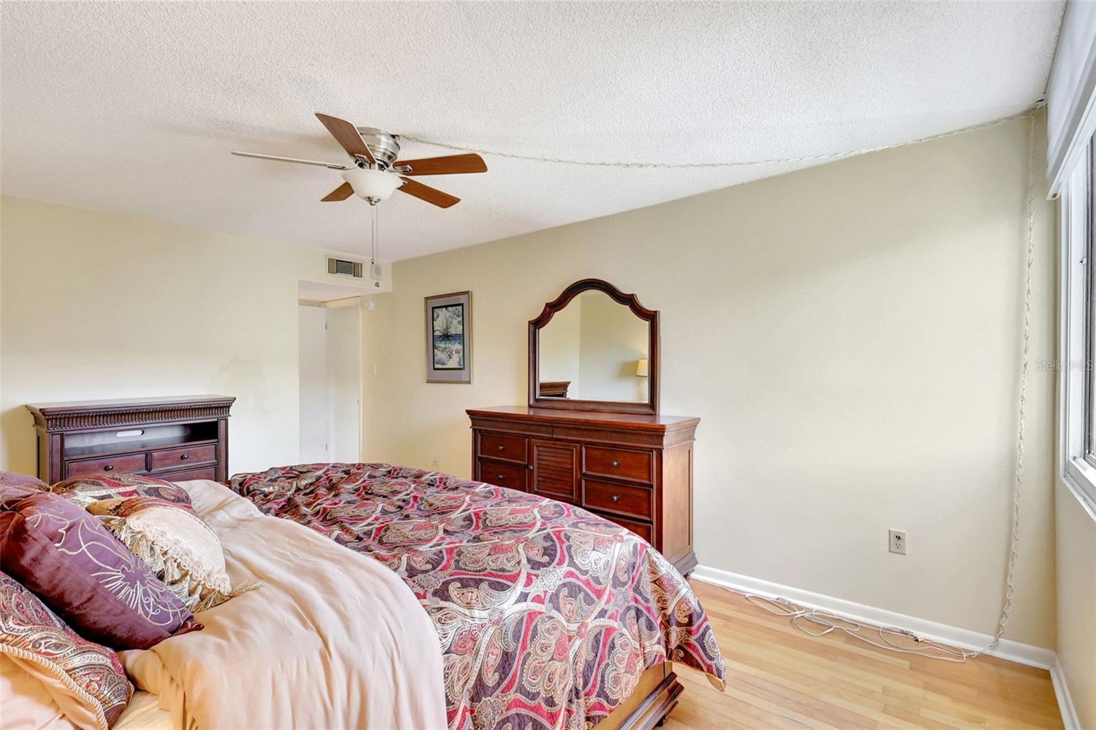 Image 23 of 46 For 660 Island Way 708