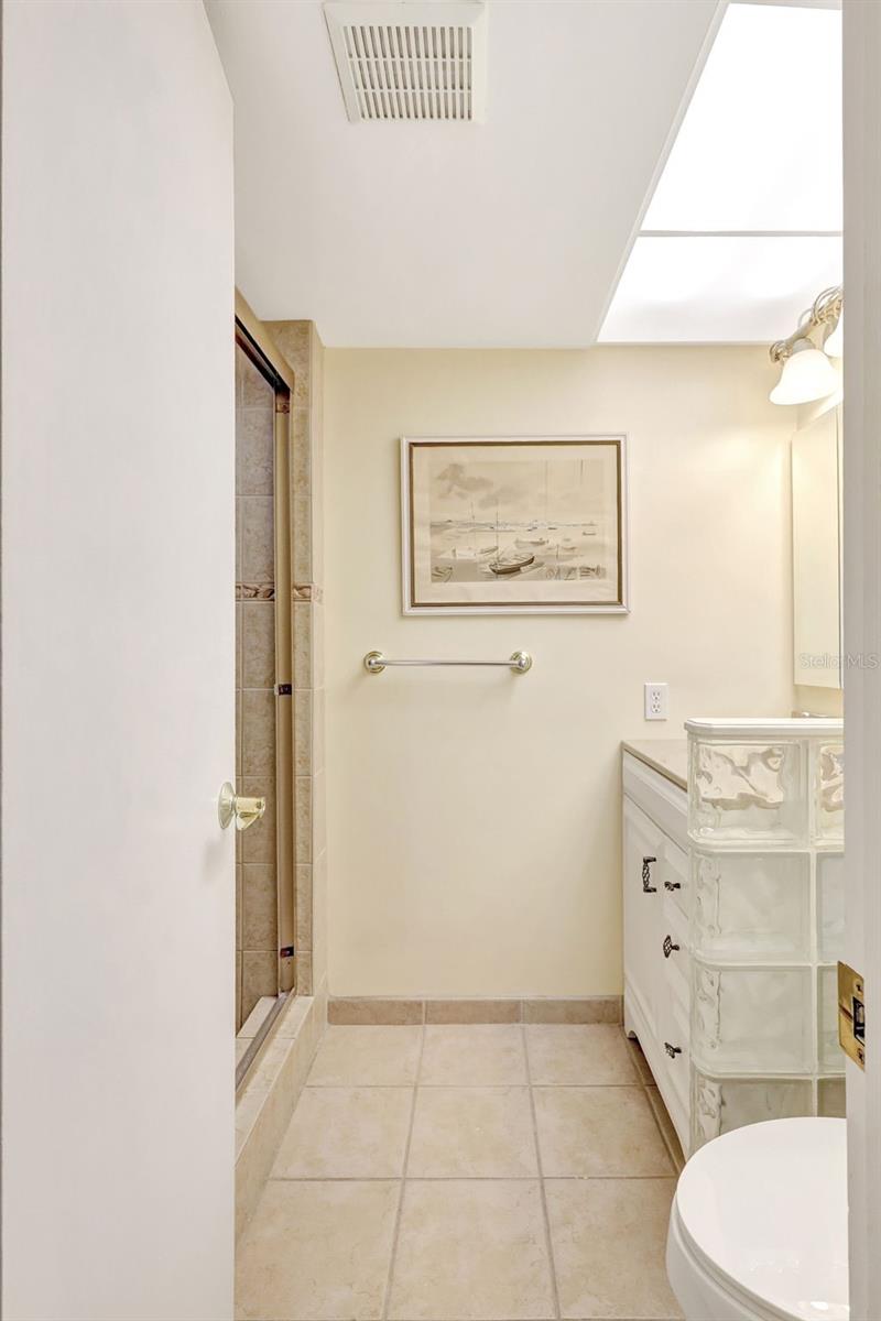 Image 29 of 46 For 660 Island Way 708