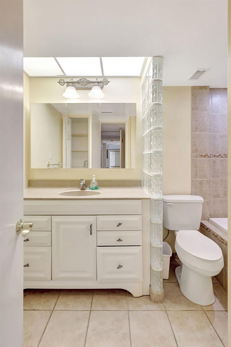 Image 31 of 46 For 660 Island Way 708