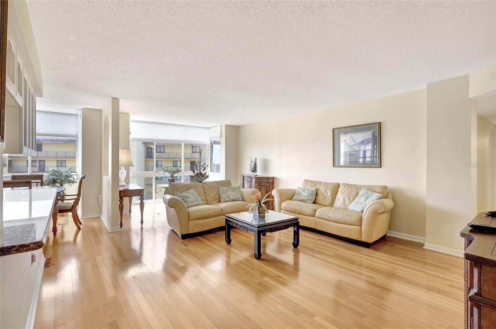 Image 4 of 46 For 660 Island Way 708