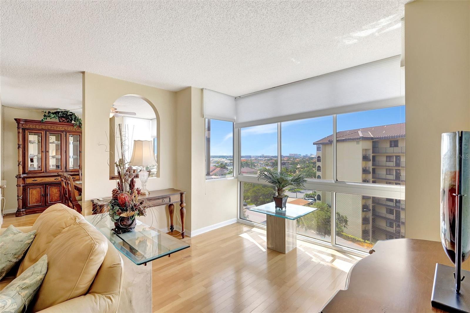 Image 5 of 46 For 660 Island Way 708