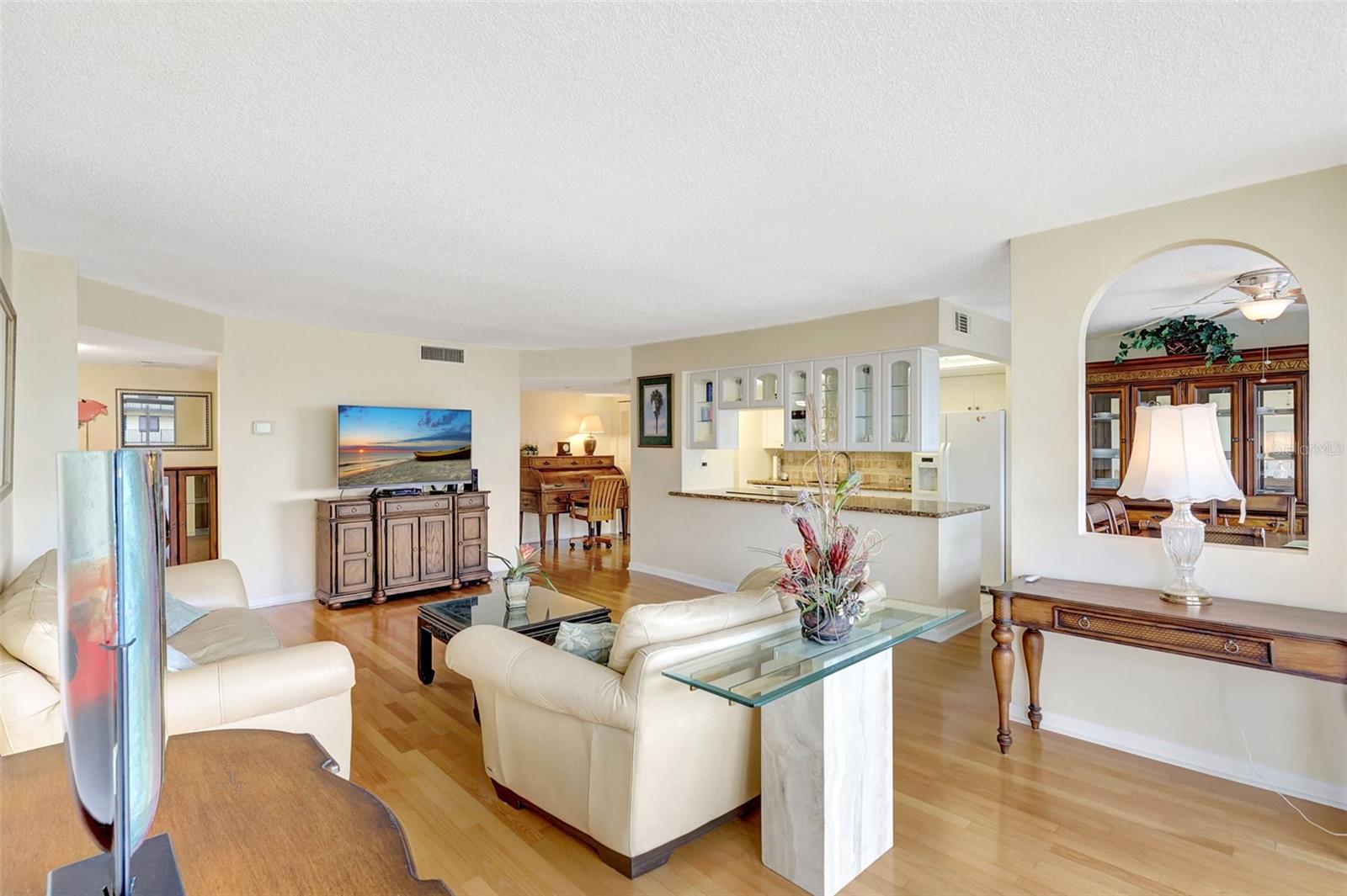 Image 8 of 46 For 660 Island Way 708
