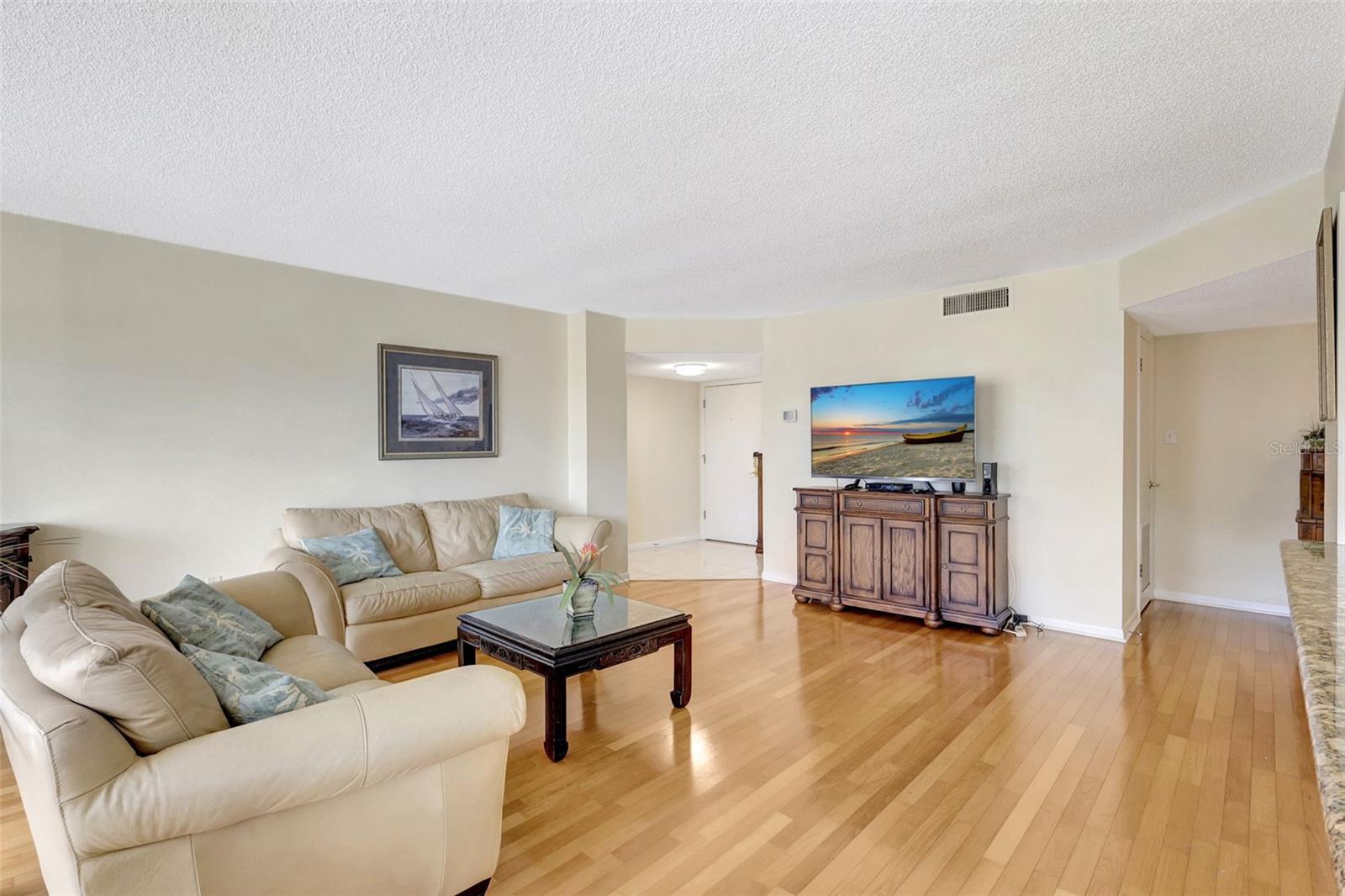 Image 9 of 46 For 660 Island Way 708