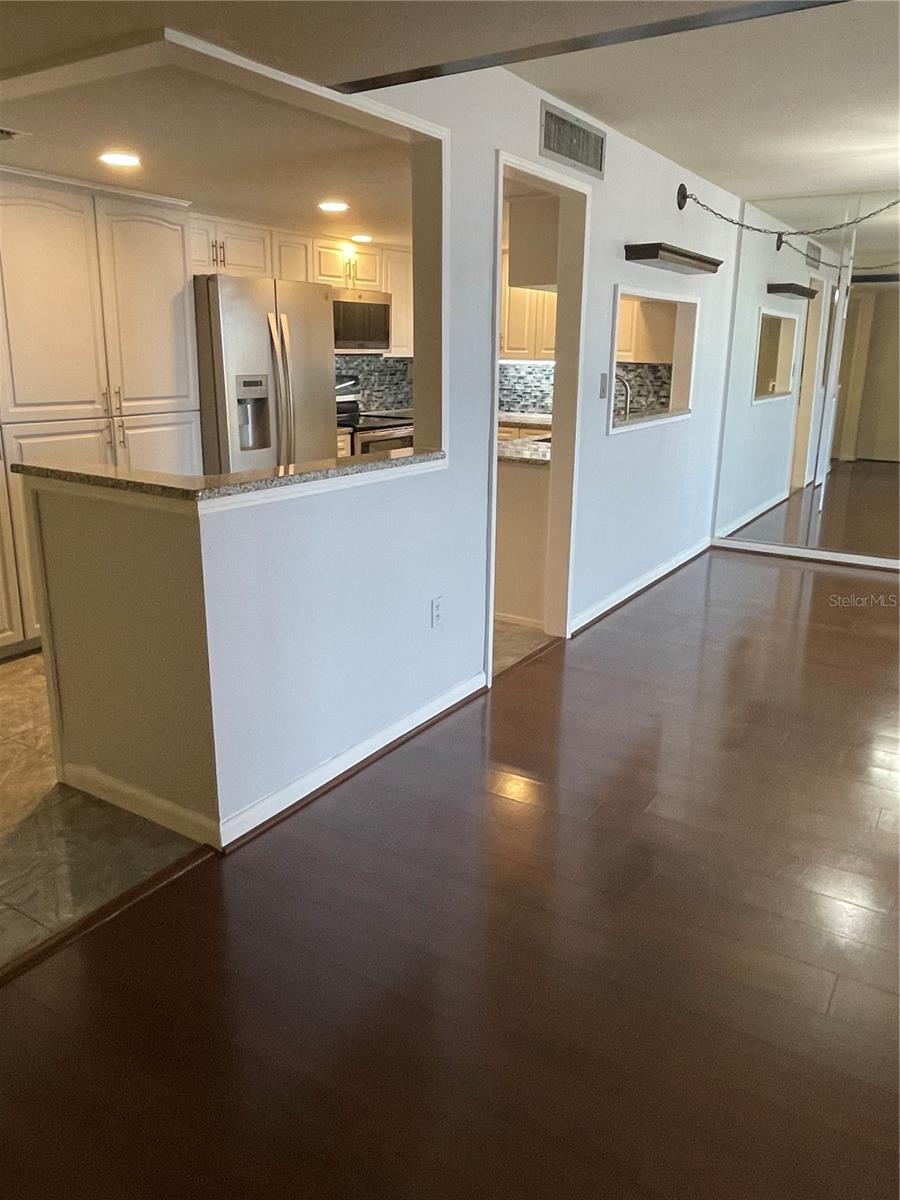 Image 11 of 36 For 400 Island Way 505