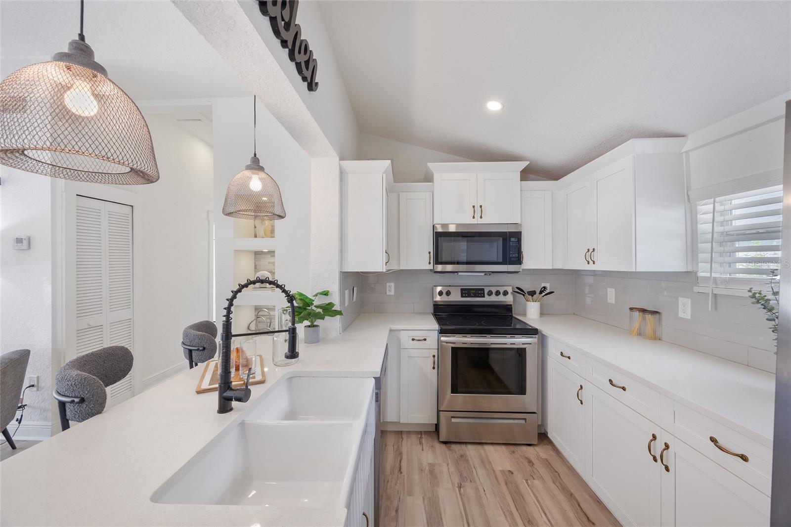 Listing photo id 11 for 800 Genesee Street