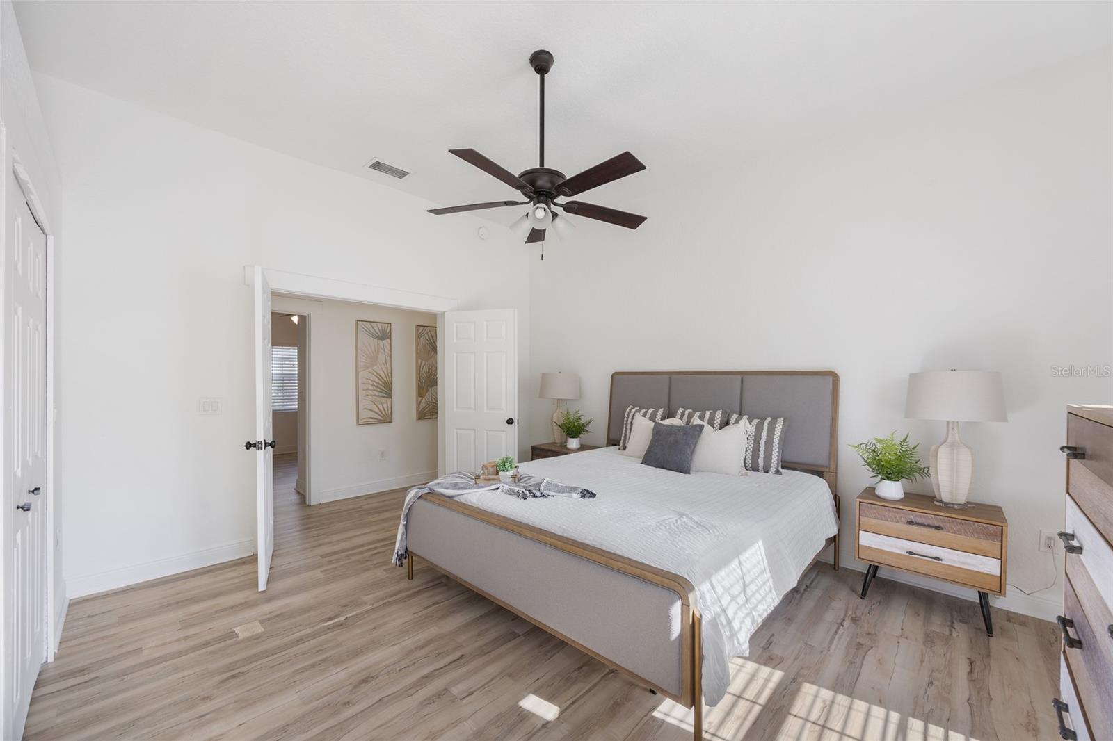 Listing photo id 15 for 800 Genesee Street