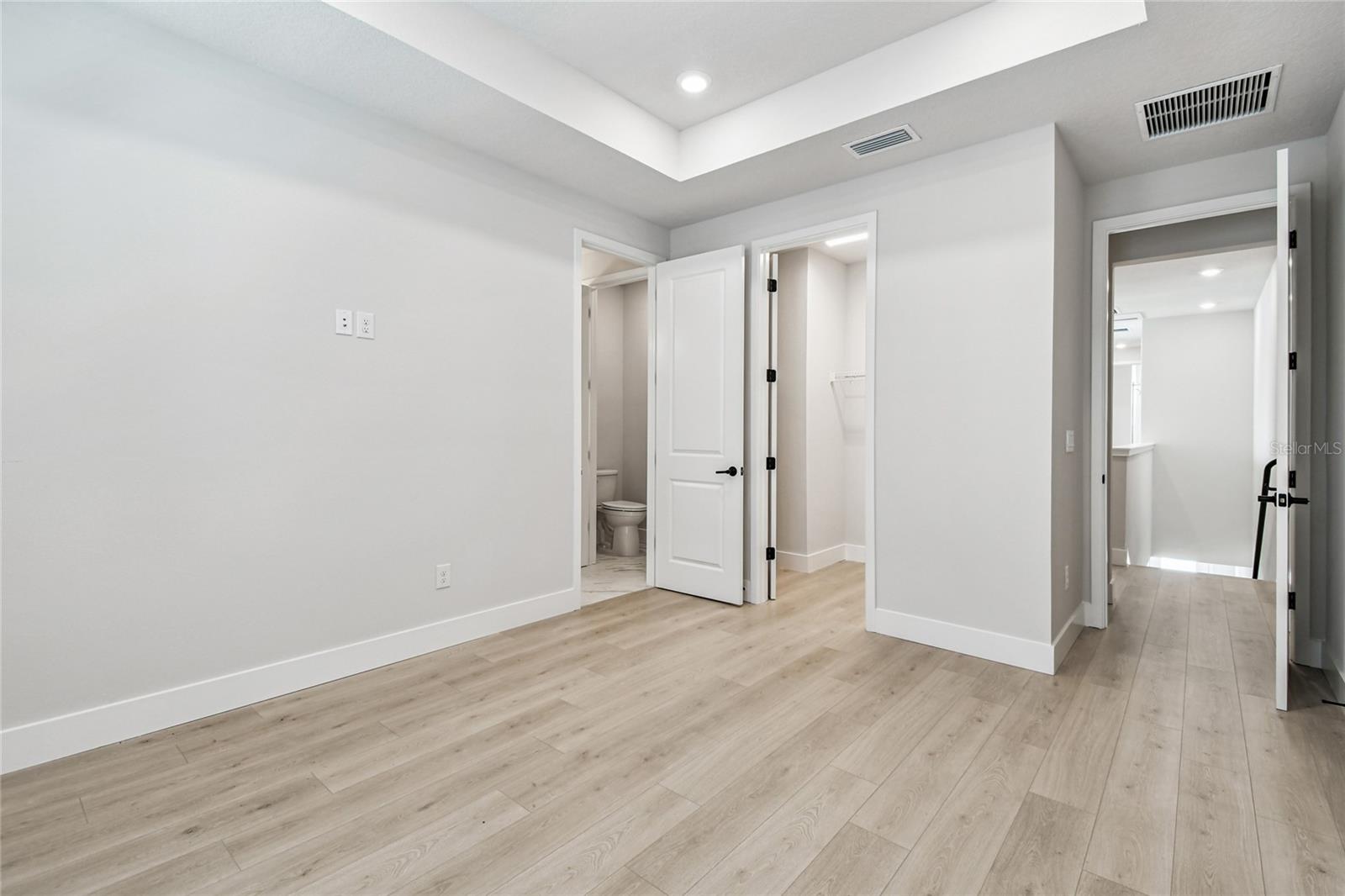 Image 26 of 44 For 112 Melville Avenue 2