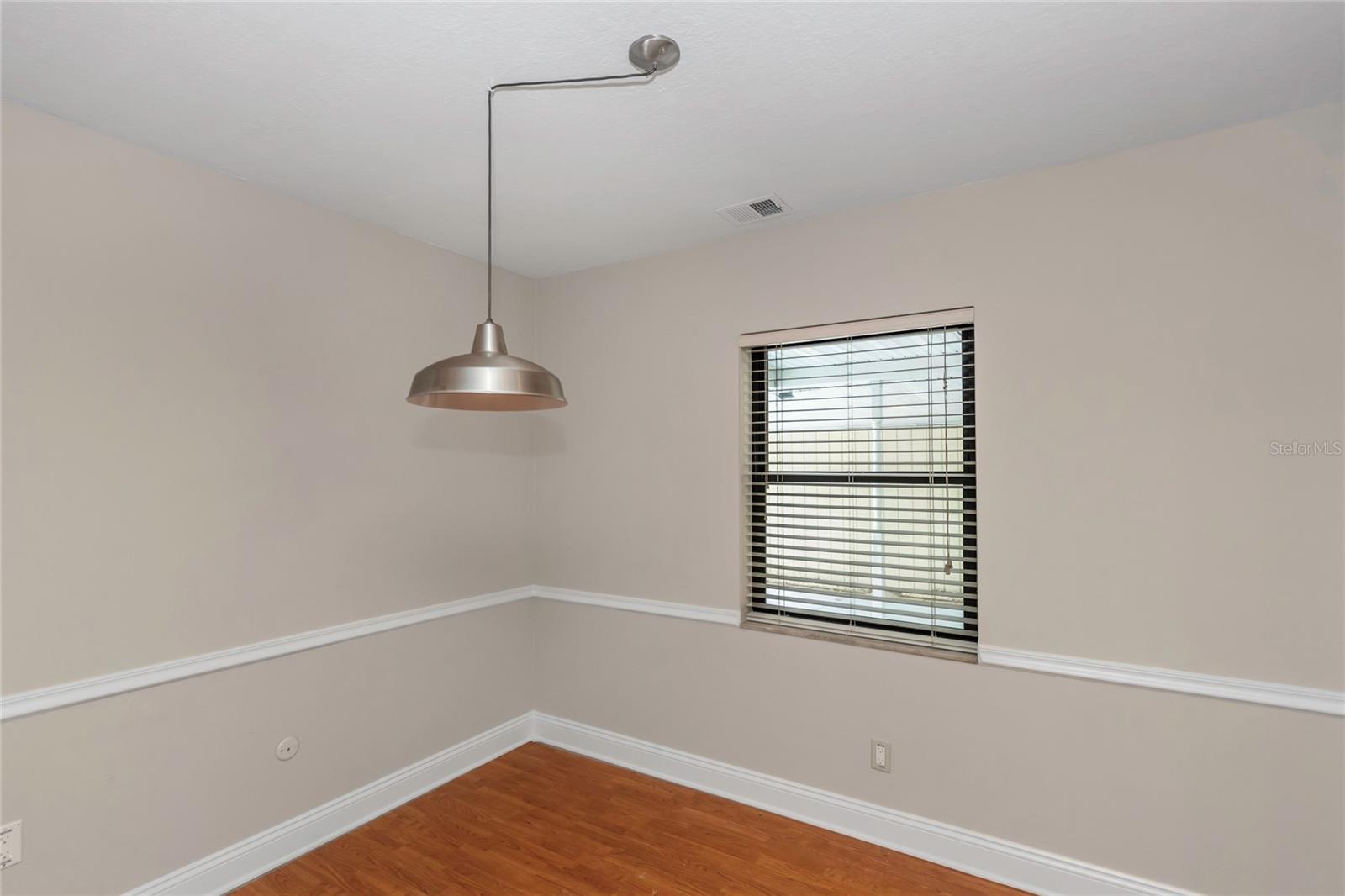 Listing photo id 9 for 5312 Russell Street