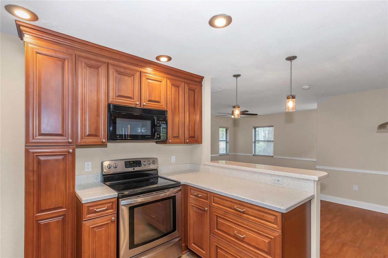 Listing photo id 13 for 5312 Russell Street