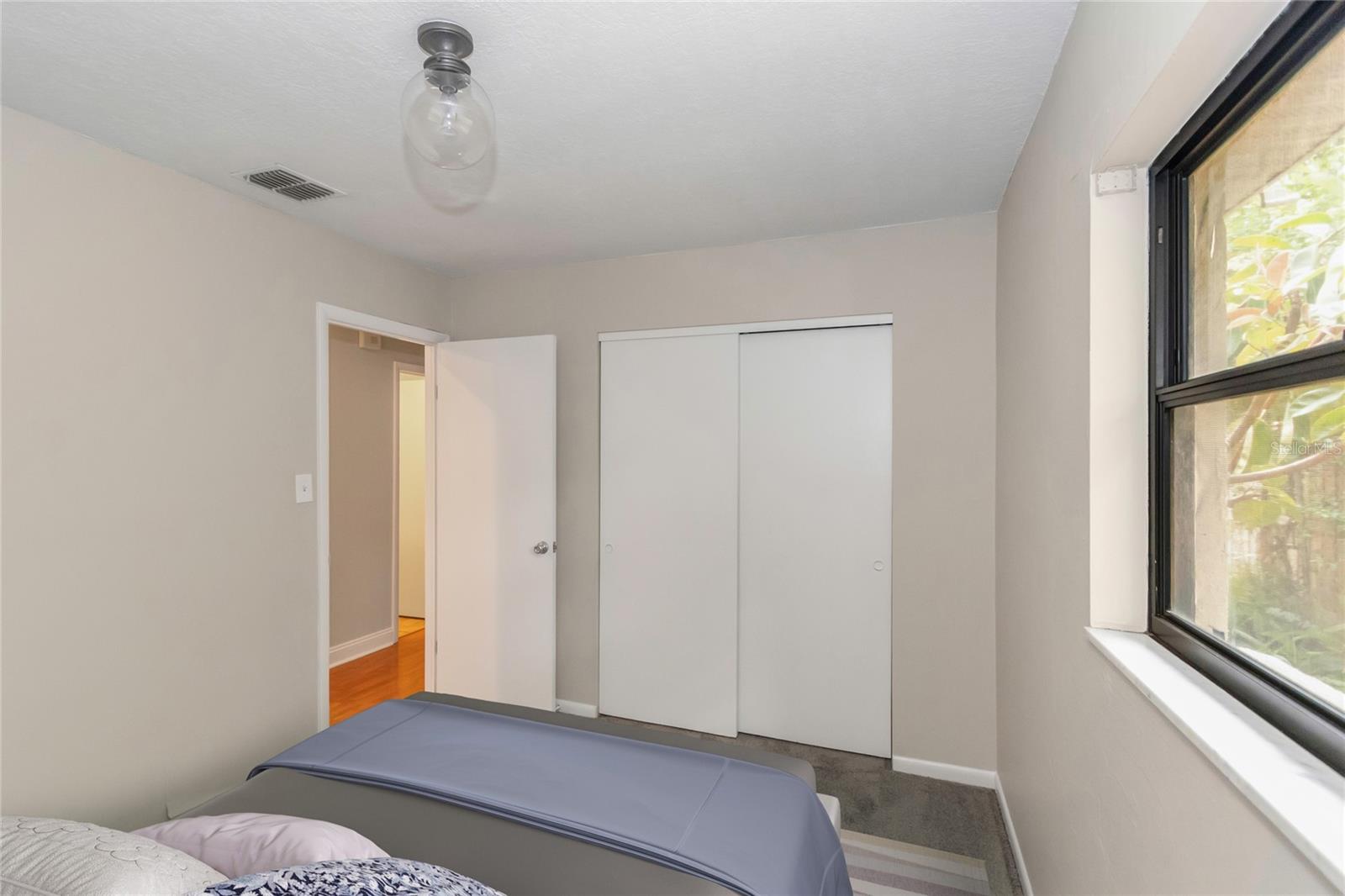 Listing photo id 19 for 5312 Russell Street
