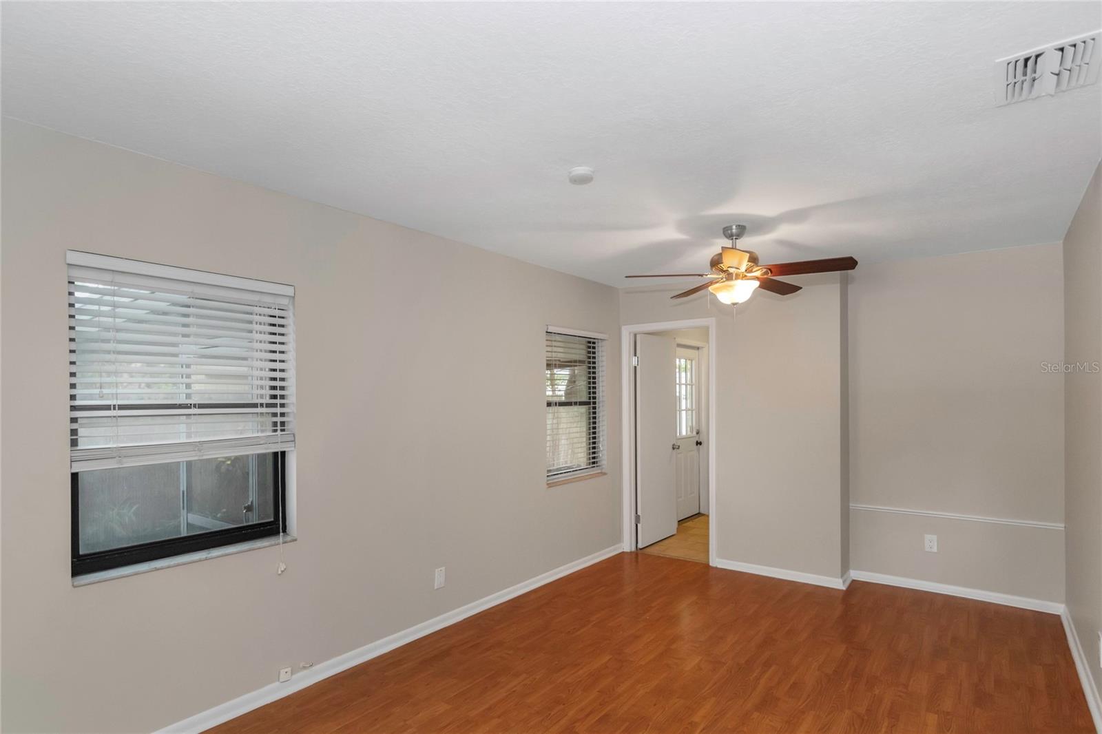 Listing photo id 25 for 5312 Russell Street