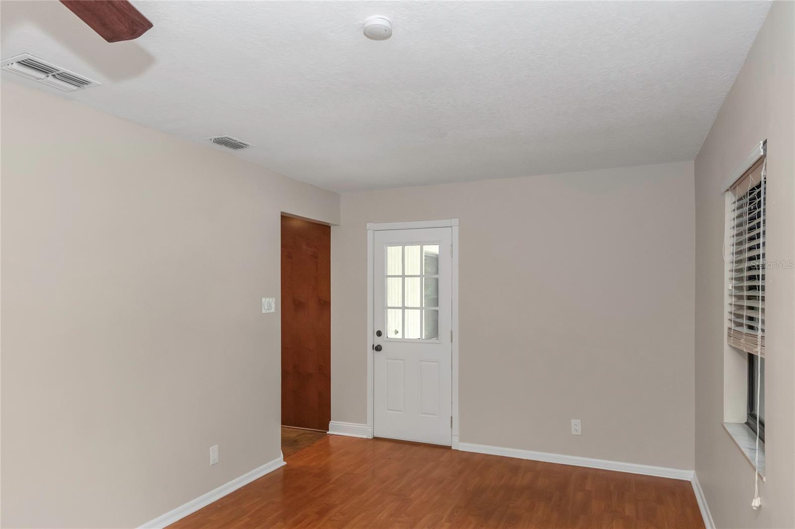 Listing photo id 26 for 5312 Russell Street