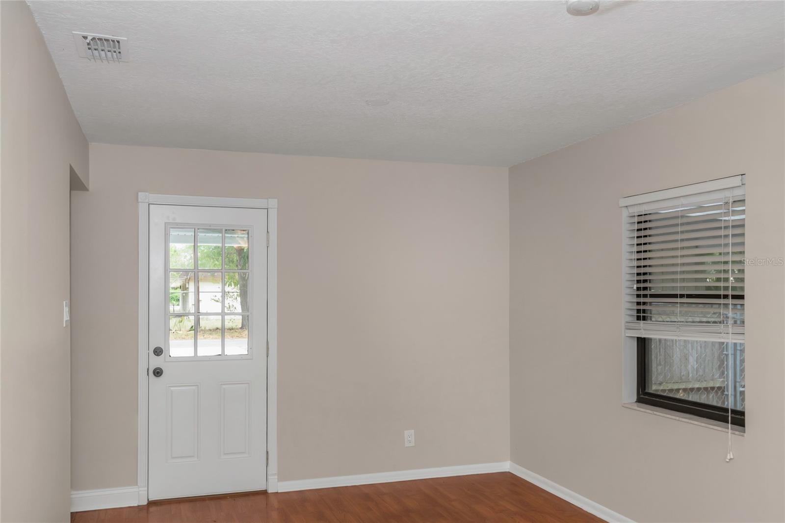 Listing photo id 27 for 5312 Russell Street