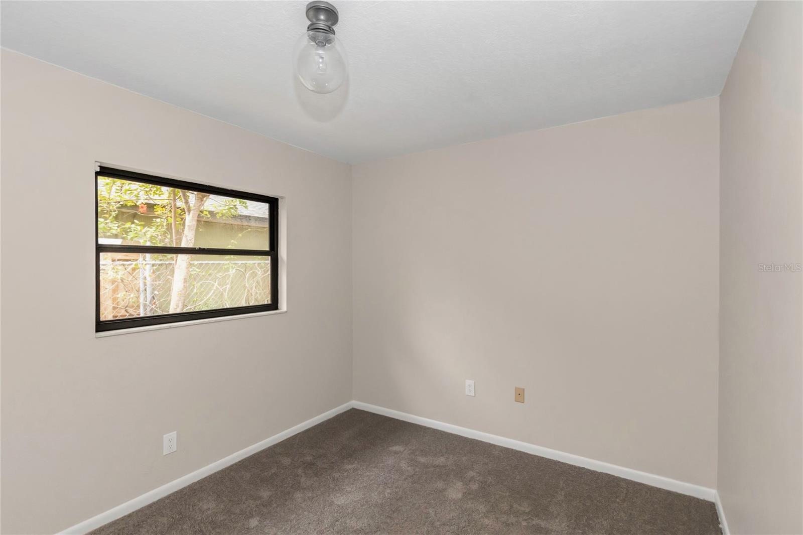 Listing photo id 29 for 5312 Russell Street