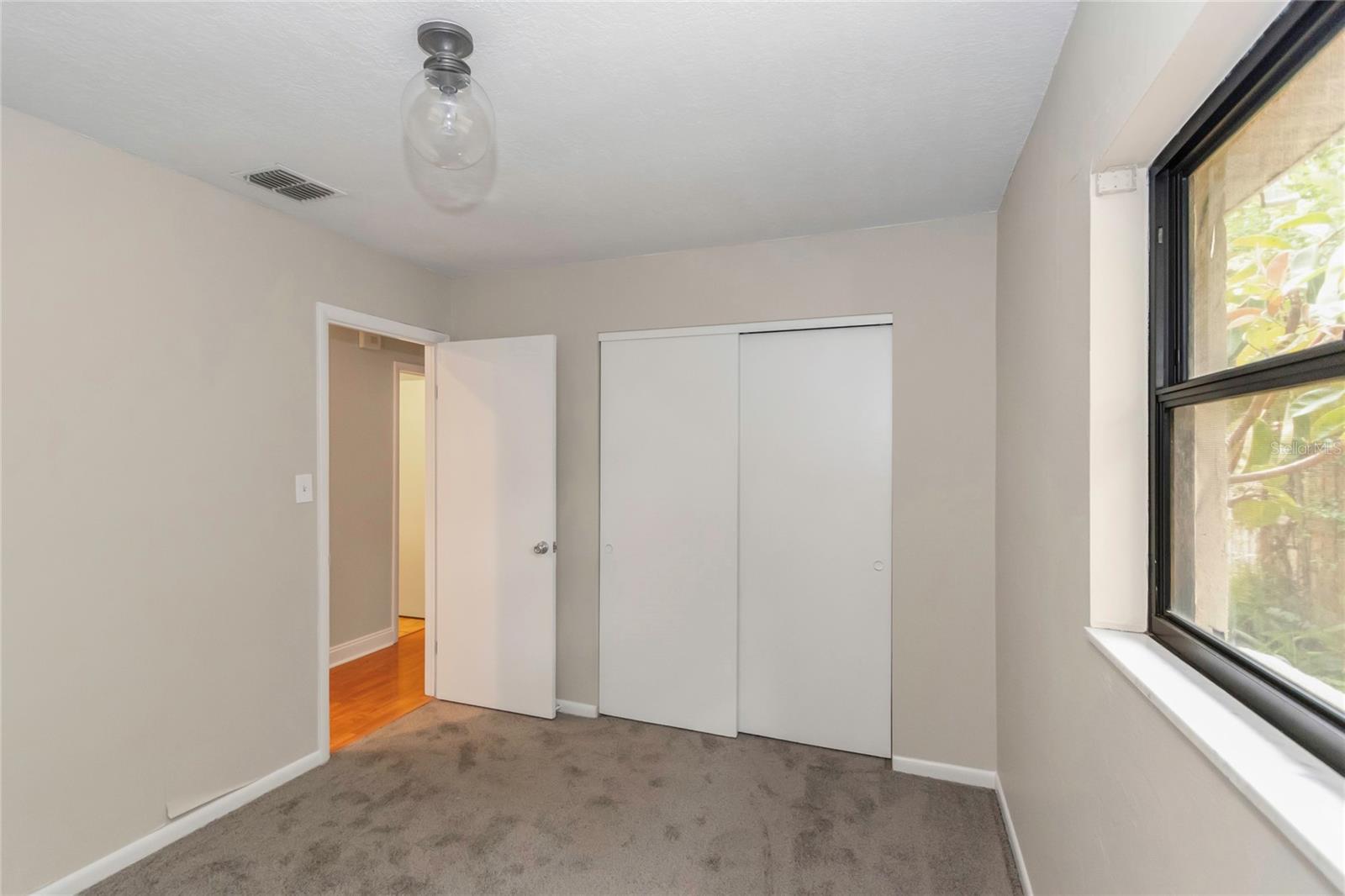 Listing photo id 31 for 5312 Russell Street