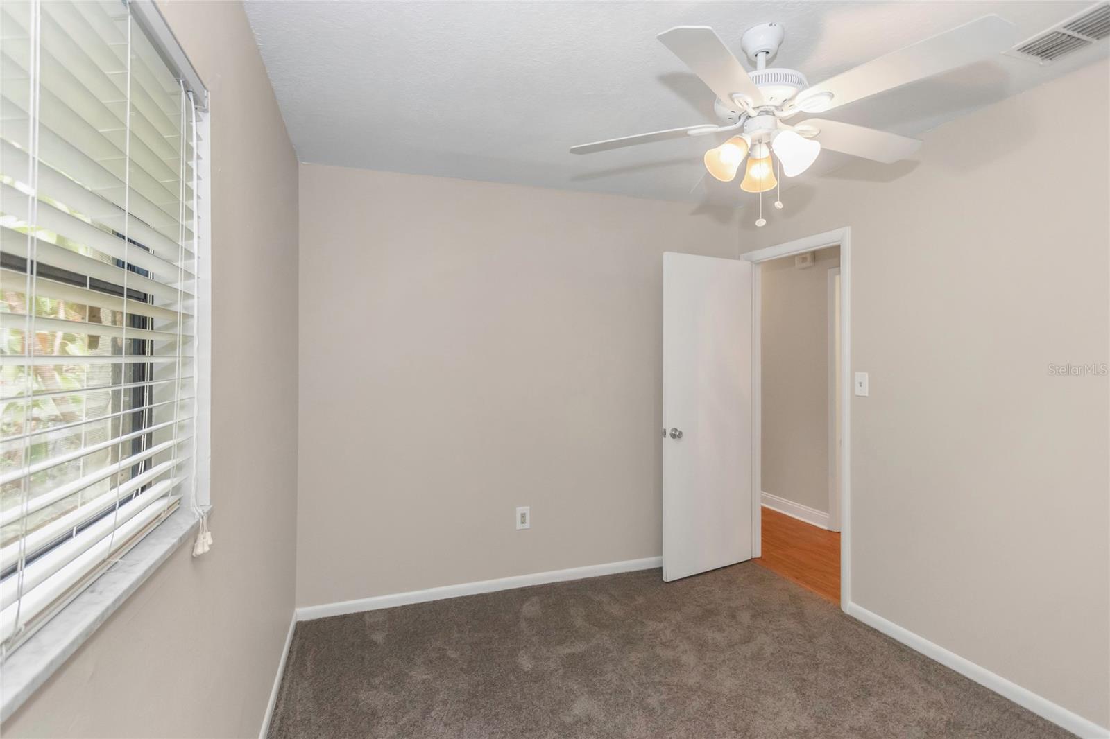 Listing photo id 35 for 5312 Russell Street