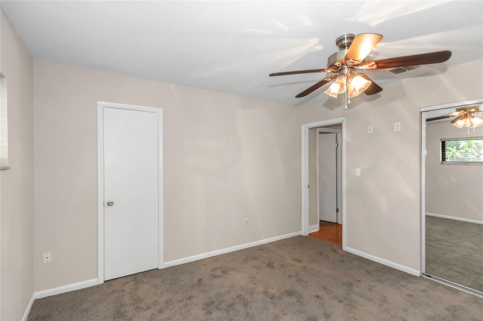Listing photo id 39 for 5312 Russell Street