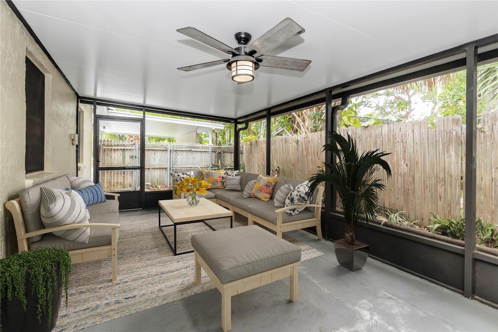 Listing photo id 3 for 5312 Russell Street