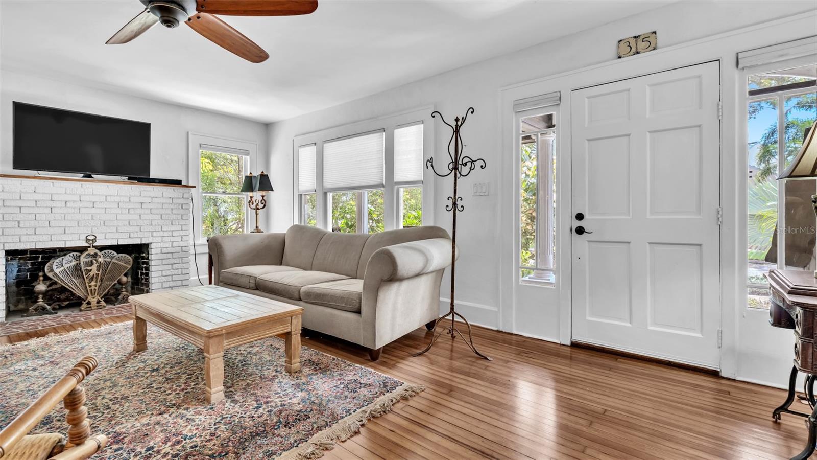 Image 5 of 37 For 325 16th Avenue Ne