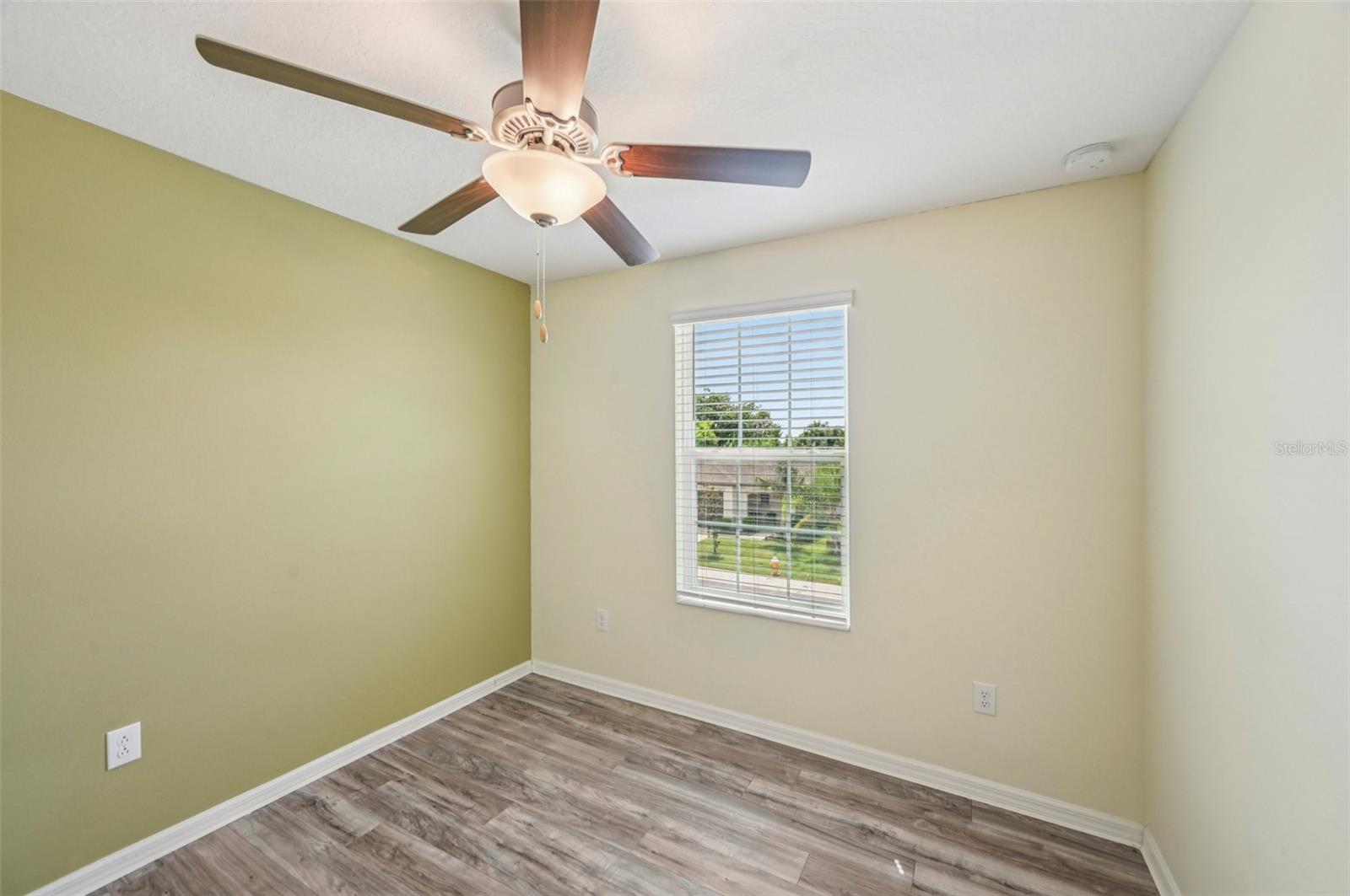 Image 17 of 25 For 582 Royal Empress Dr