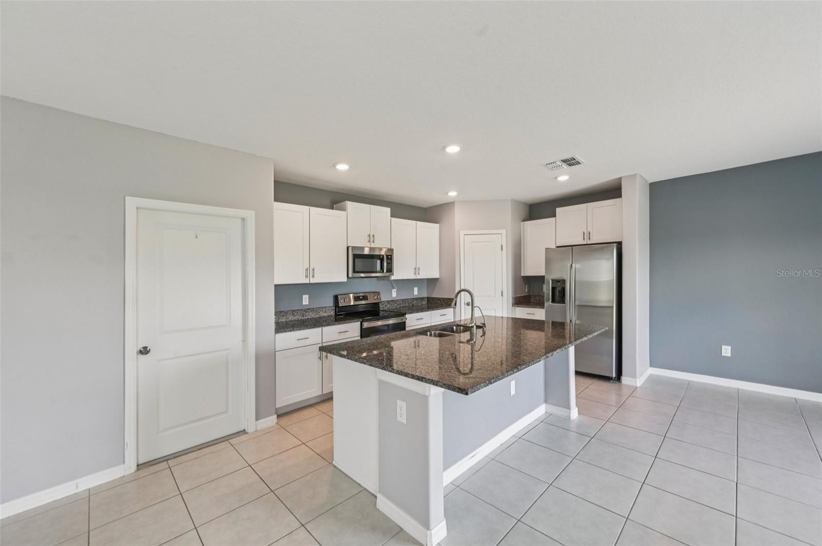 Image 6 of 25 For 582 Royal Empress Dr