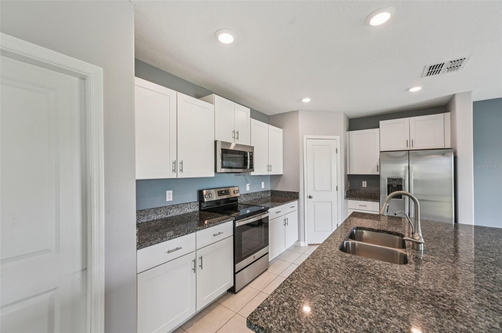Image 7 of 25 For 582 Royal Empress Dr