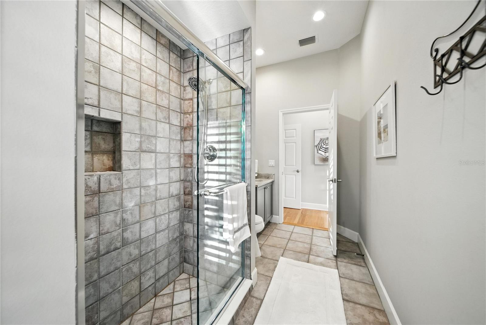 Image 25 of 48 For 17210 Broadoak Drive