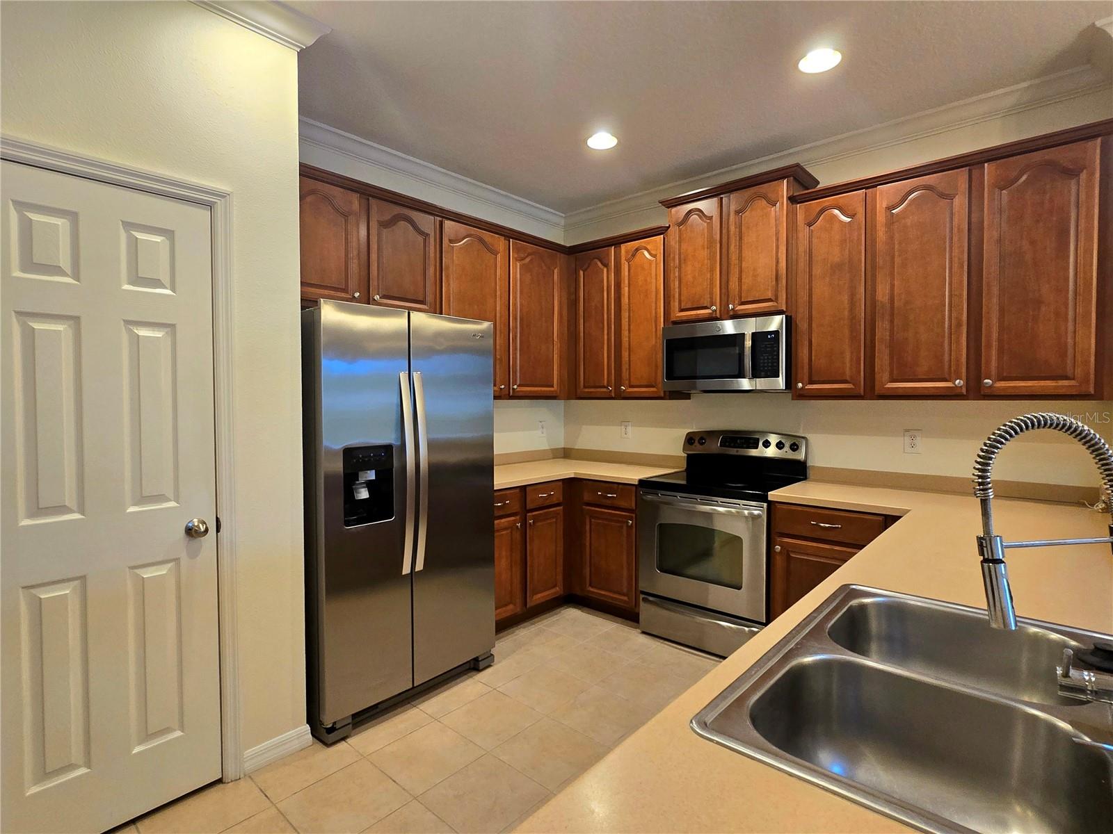 Listing photo id 10 for 2329 Barracuda Court