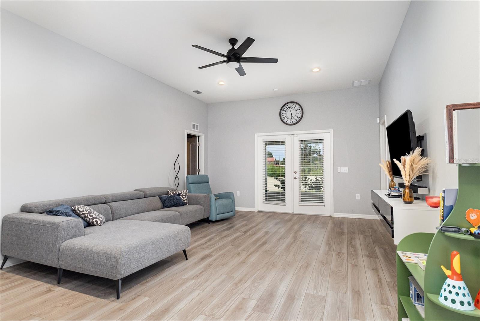 Image 3 of 17 For 2777 Hudson Street