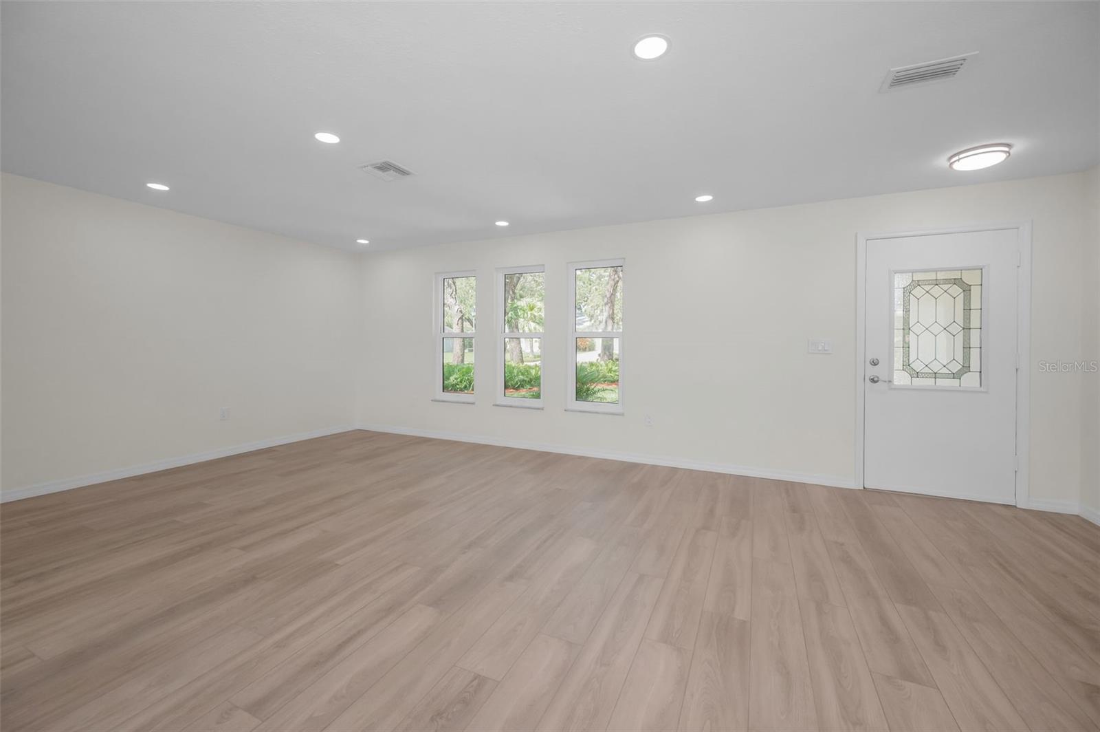 Image 15 of 48 For 908 Highview Drive