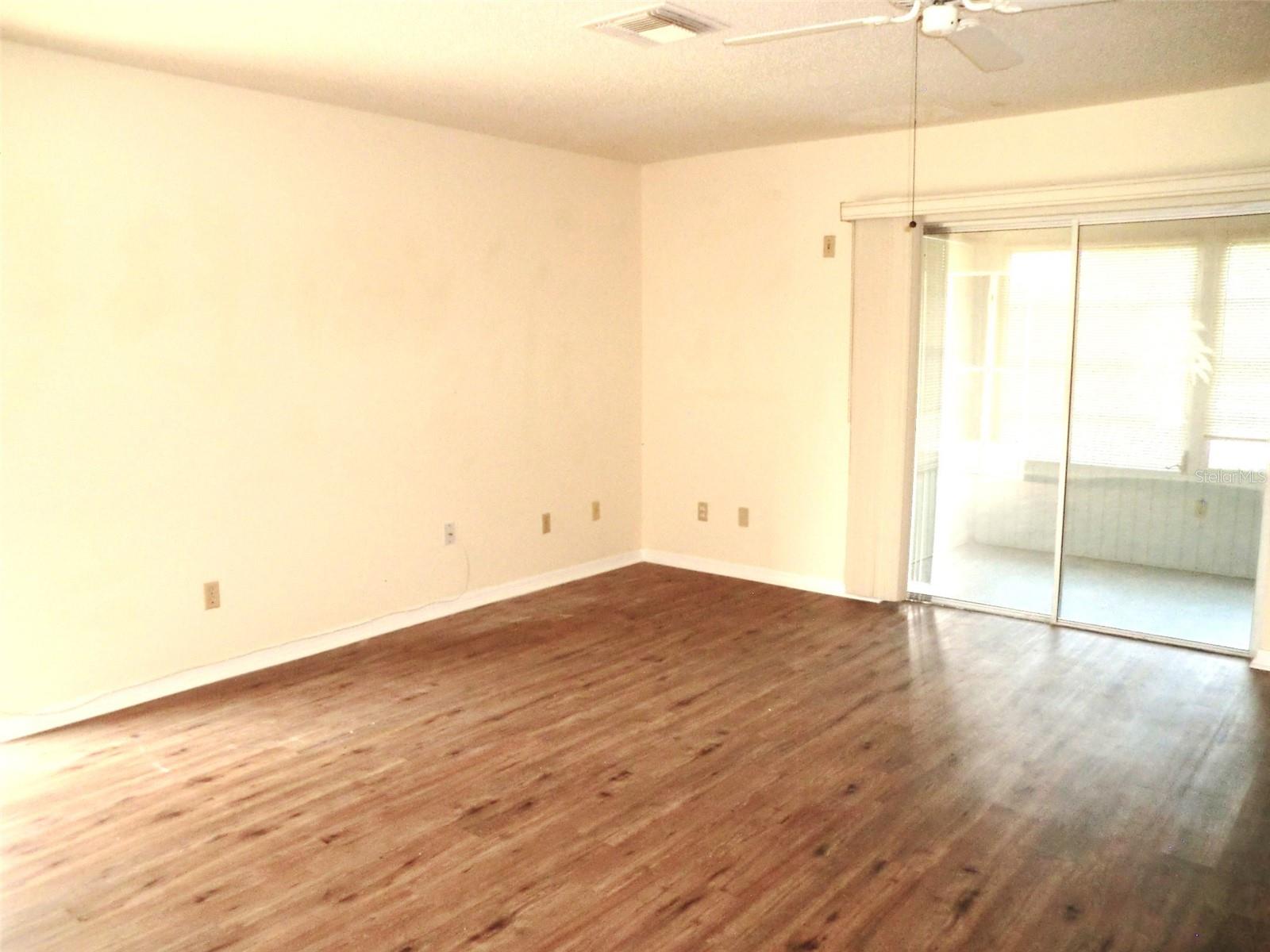 Image 4 of 20 For 445 Gloucester Boulevard 445