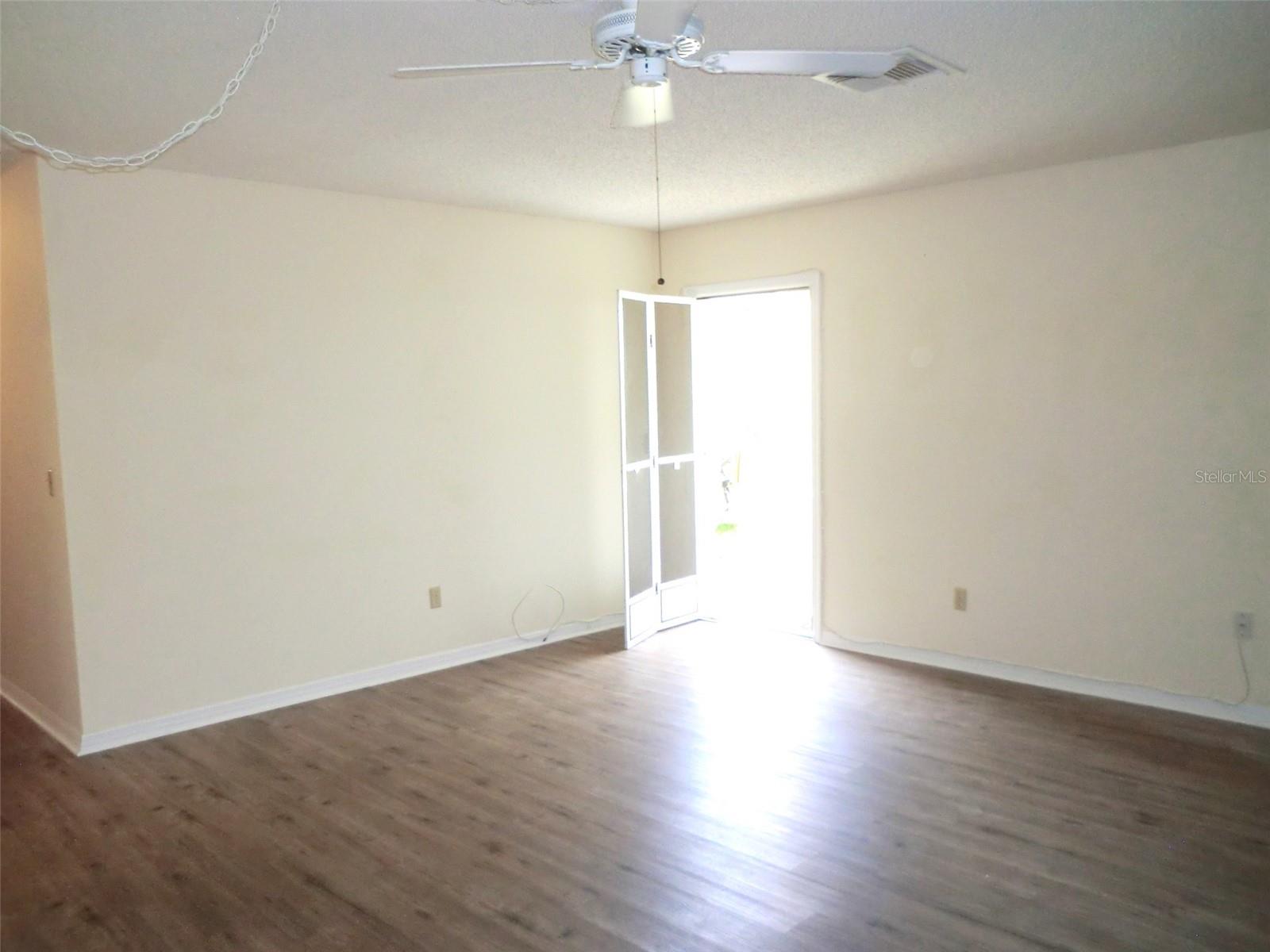 Image 5 of 20 For 445 Gloucester Boulevard 445