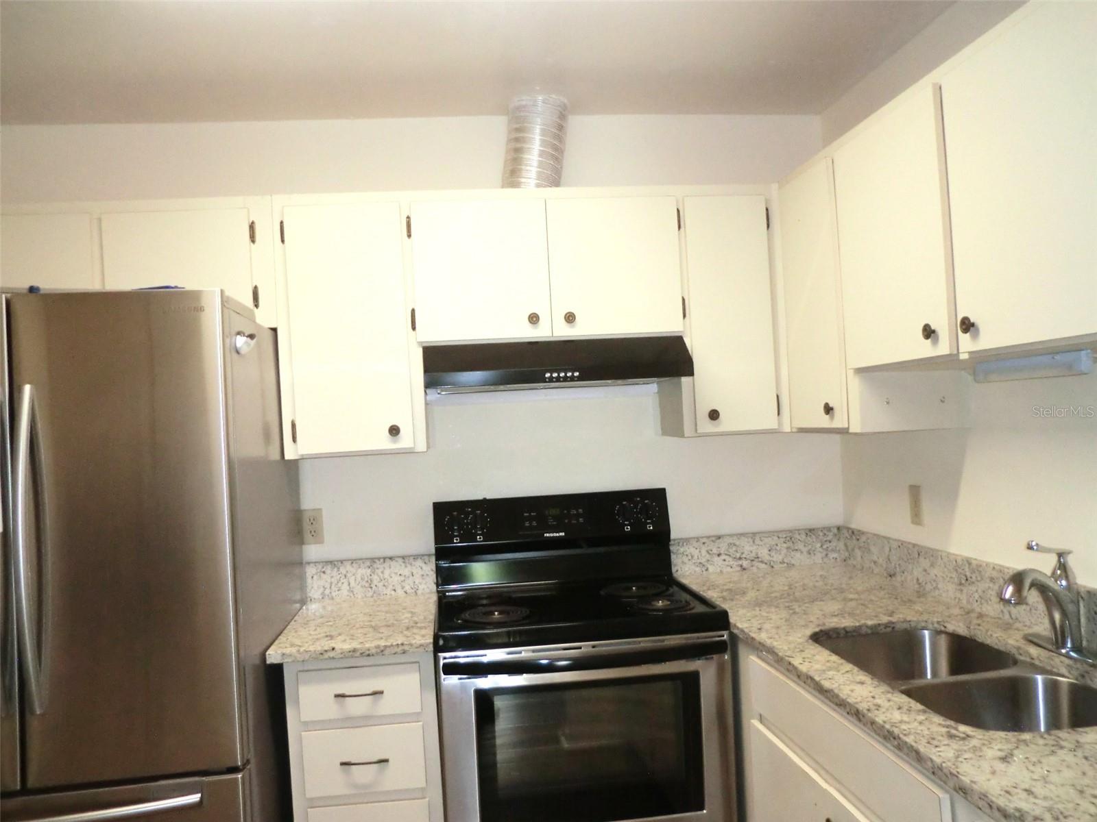 Image 7 of 20 For 445 Gloucester Boulevard 445