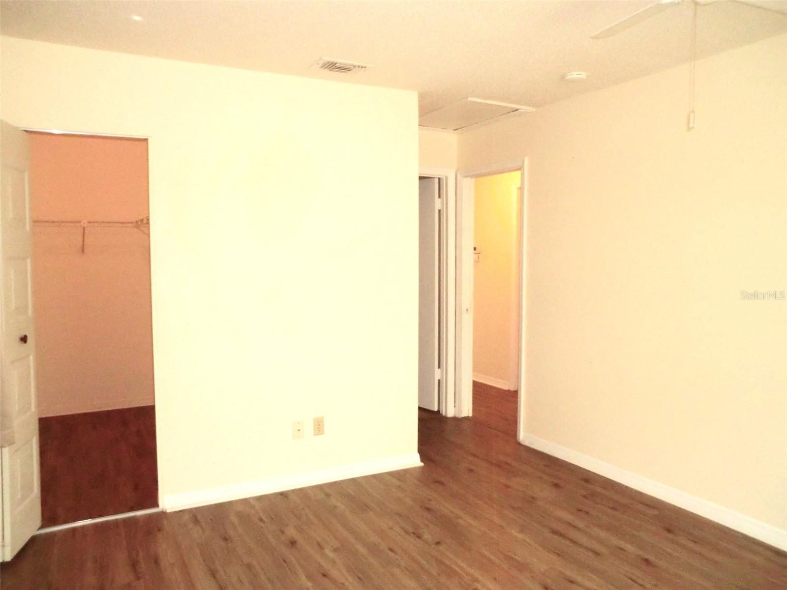 Image 9 of 20 For 445 Gloucester Boulevard 445