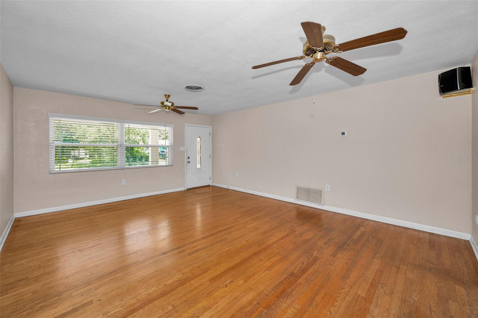 Image 18 of 100 For 554 Louden Avenue
