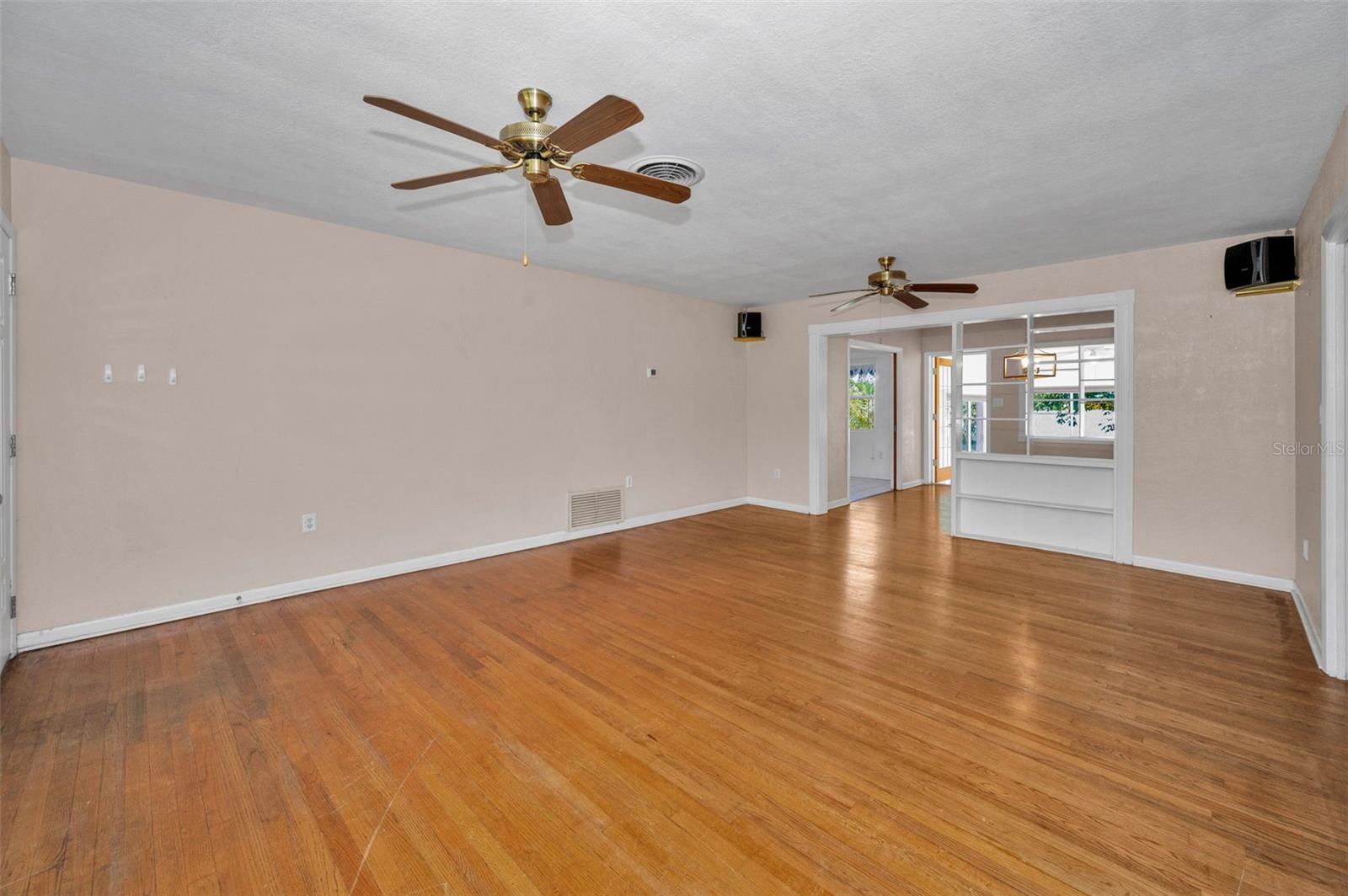 Image 19 of 100 For 554 Louden Avenue