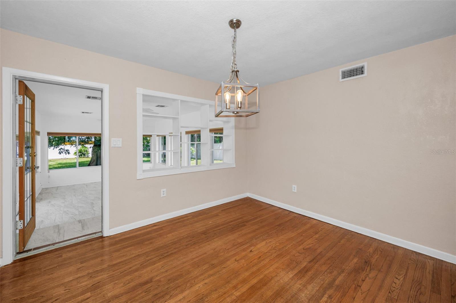 Image 23 of 100 For 554 Louden Avenue