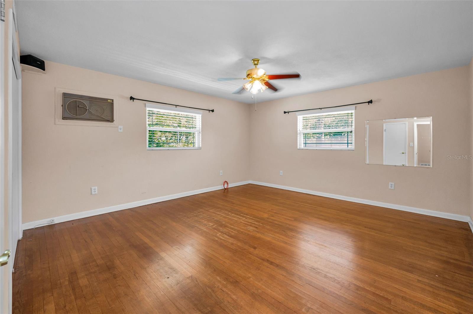Image 41 of 100 For 554 Louden Avenue