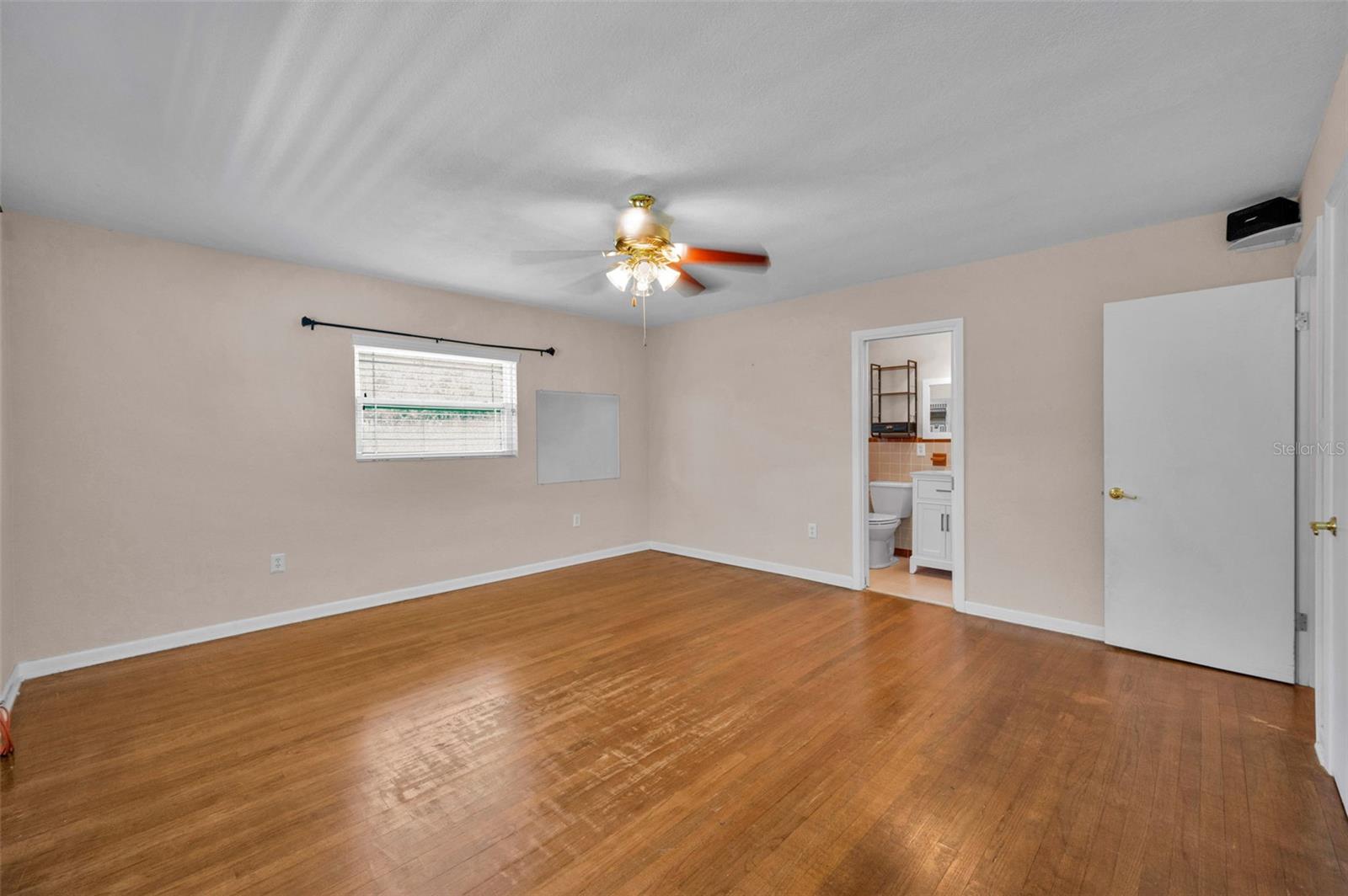 Image 42 of 100 For 554 Louden Avenue