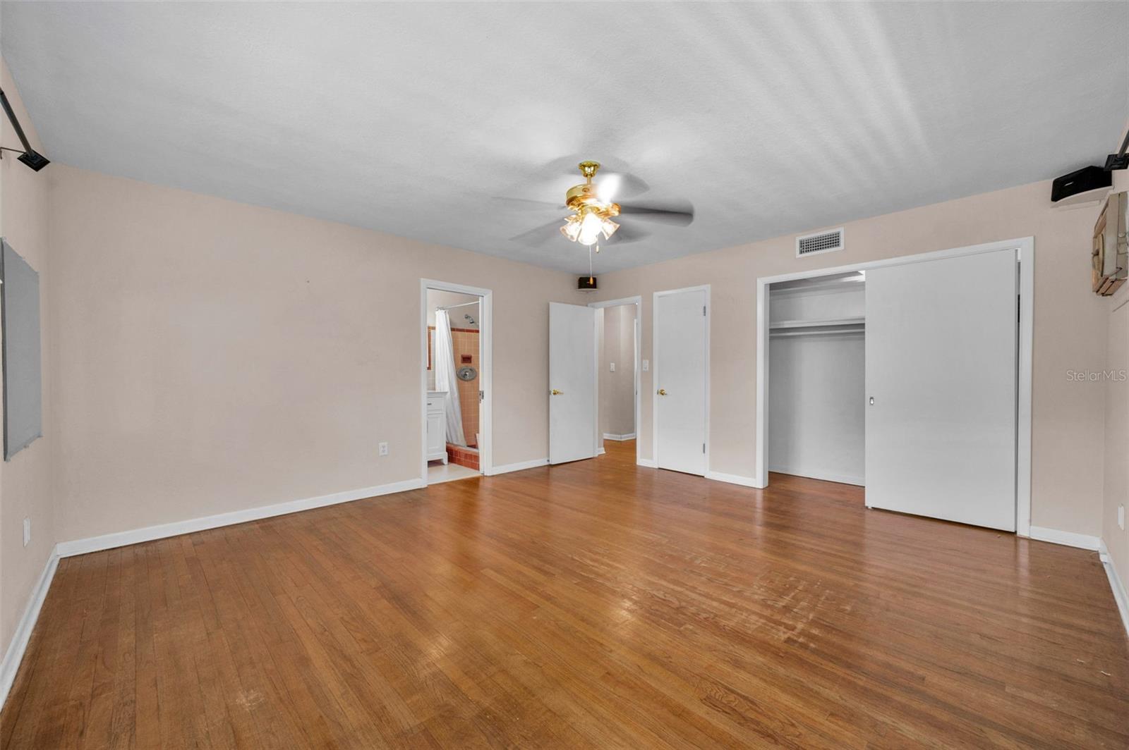 Image 43 of 100 For 554 Louden Avenue