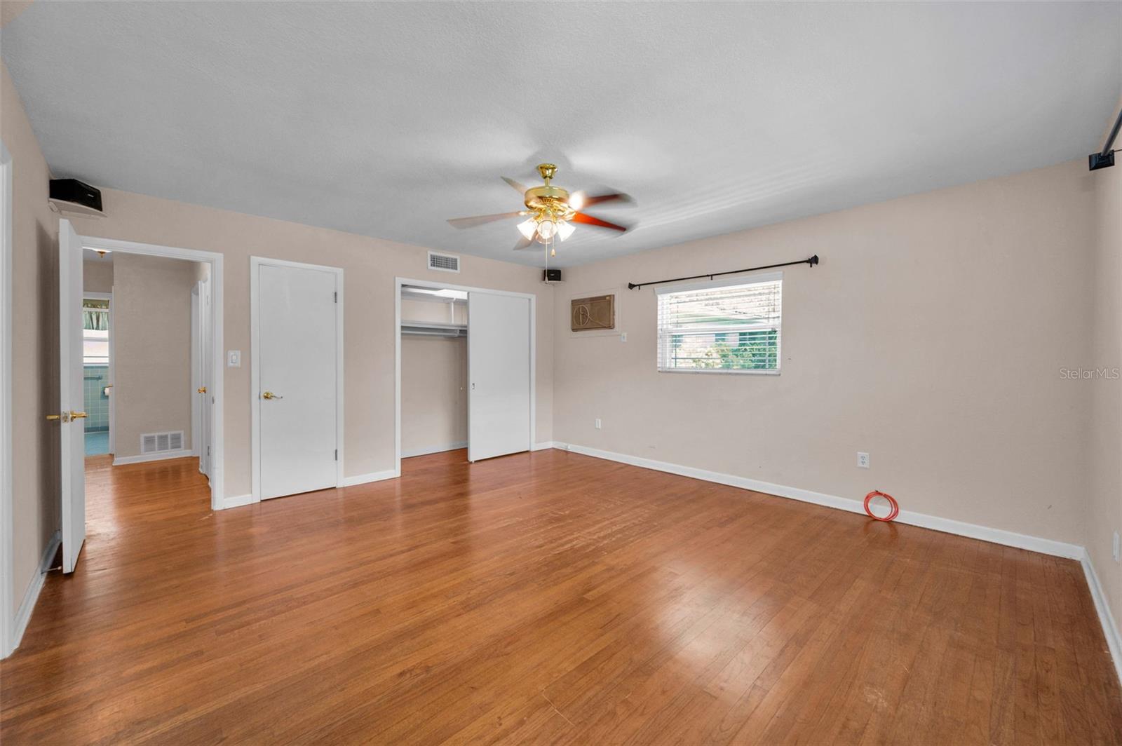 Image 44 of 100 For 554 Louden Avenue