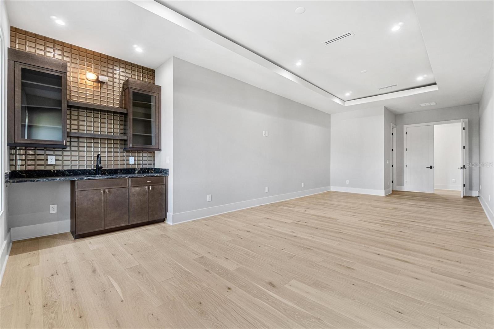 Image 13 of 39 For 5003 Poe Avenue