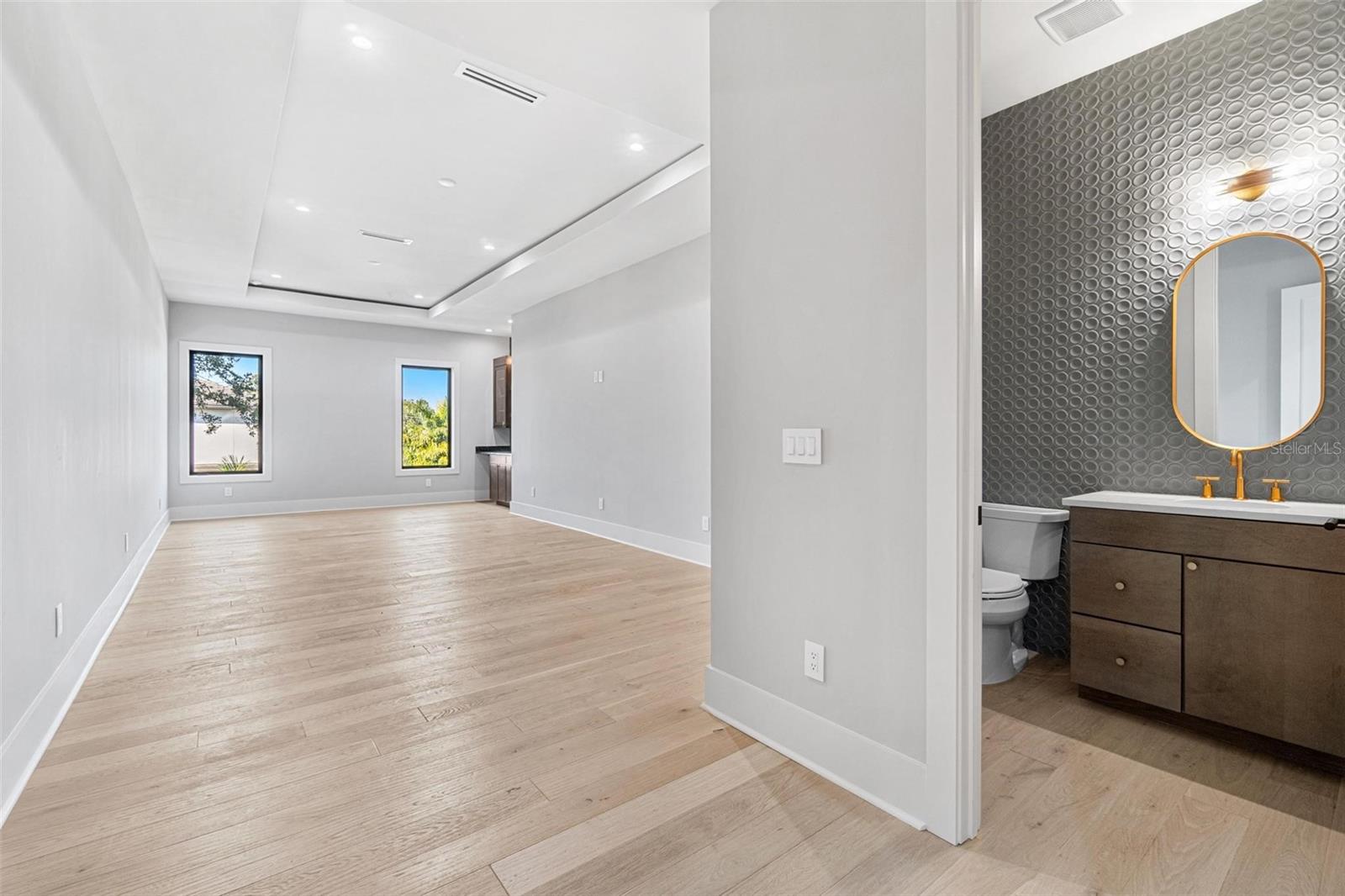 Image 14 of 39 For 5003 Poe Avenue