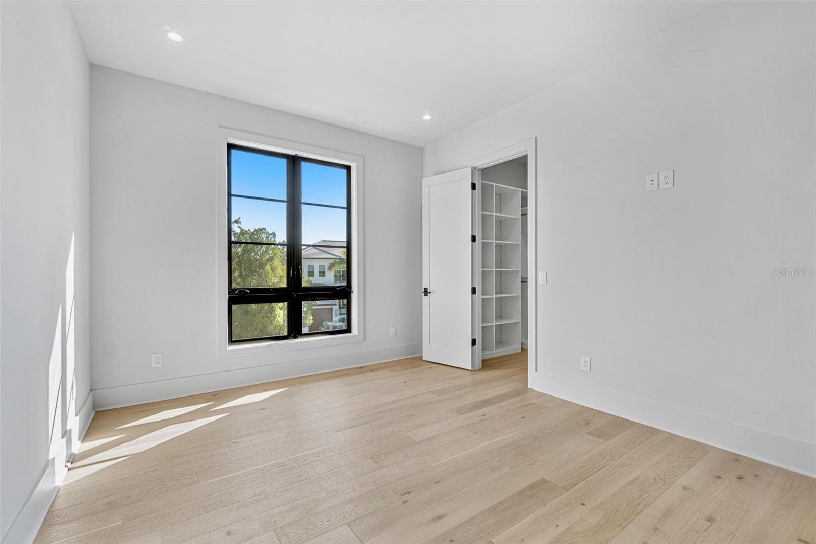 Image 20 of 39 For 5003 Poe Avenue