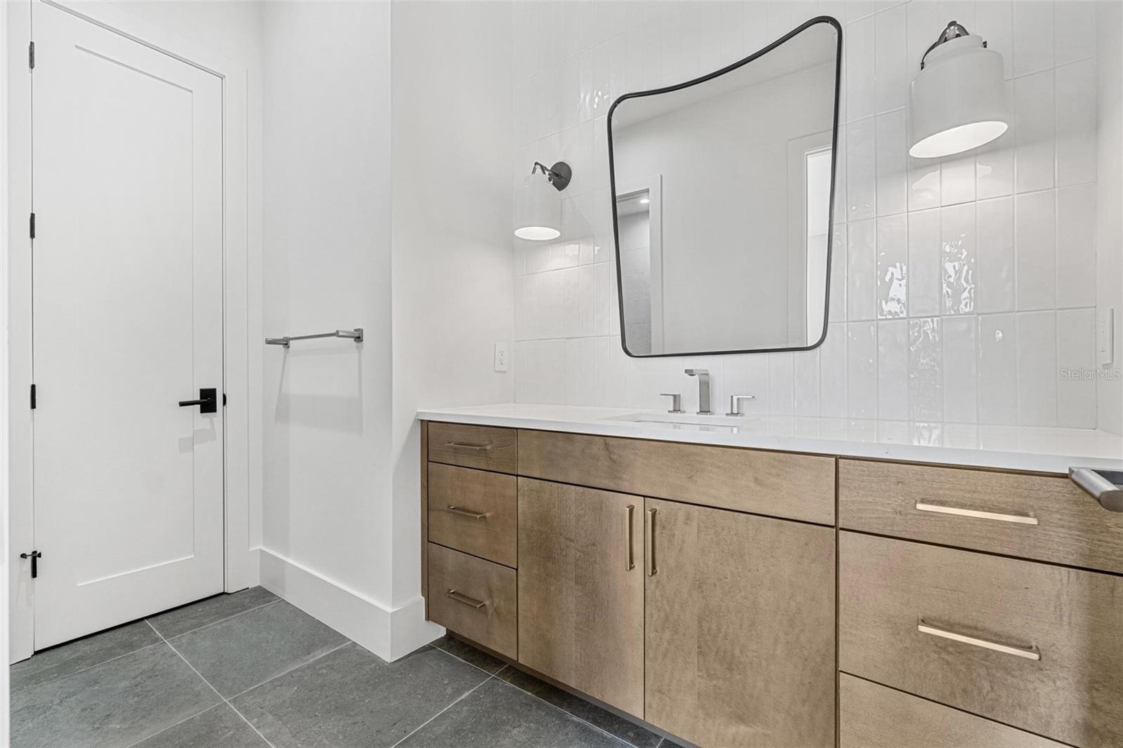 Image 22 of 39 For 5003 Poe Avenue