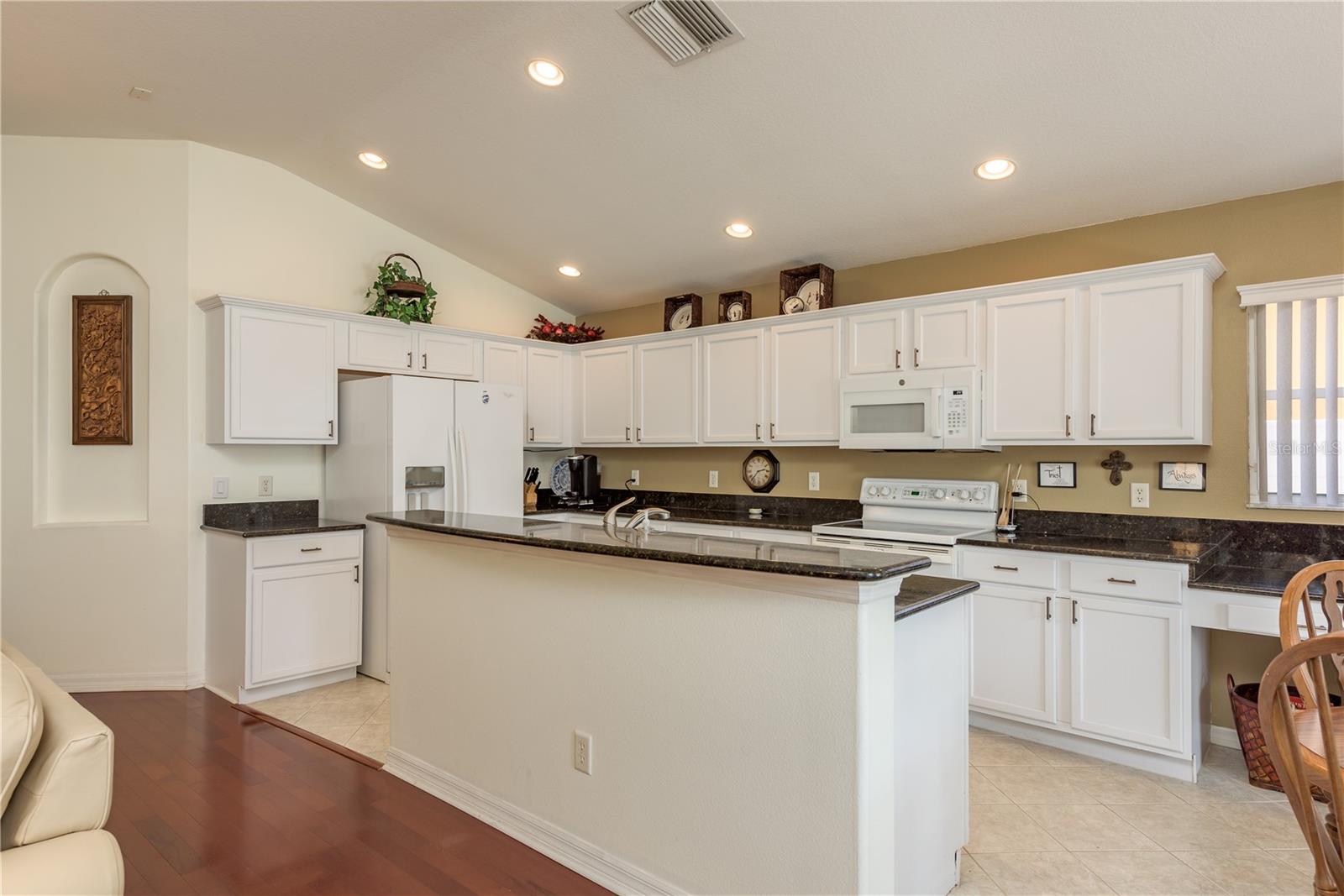 Image 12 of 45 For 457 Liam Avenue