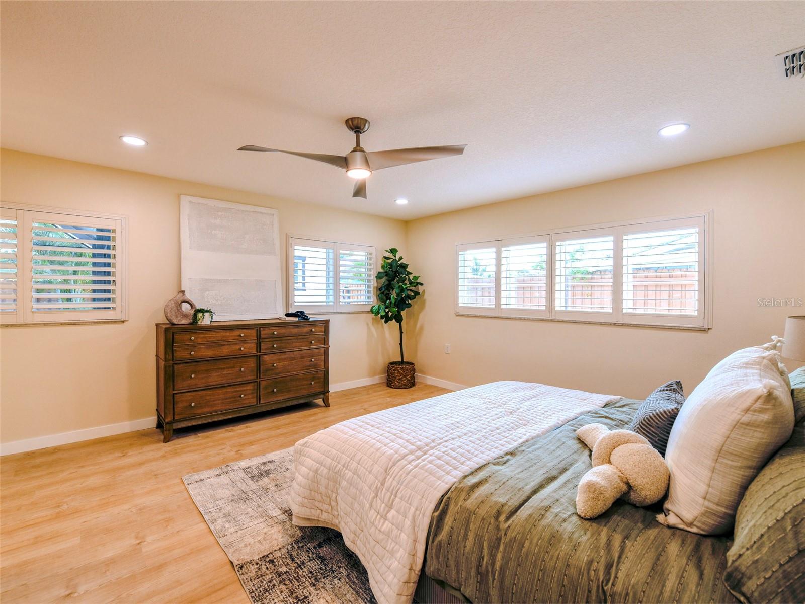 Image 17 of 67 For 6400 Mockingbird Way S
