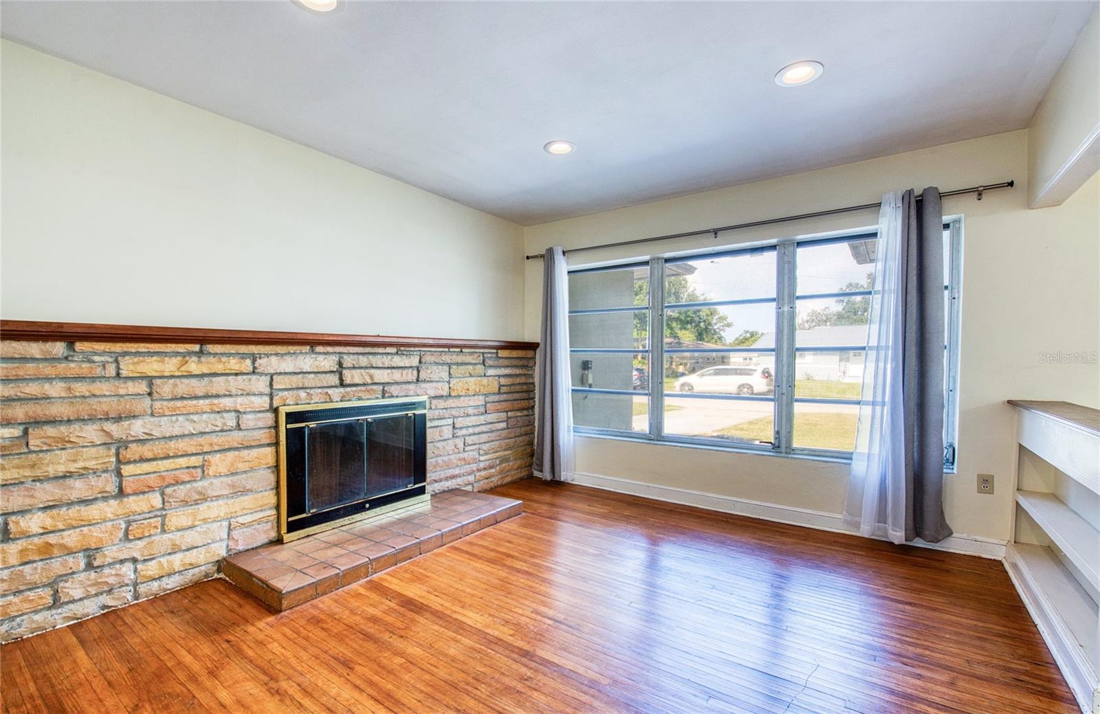 Image 14 of 45 For 309 Kerry Drive