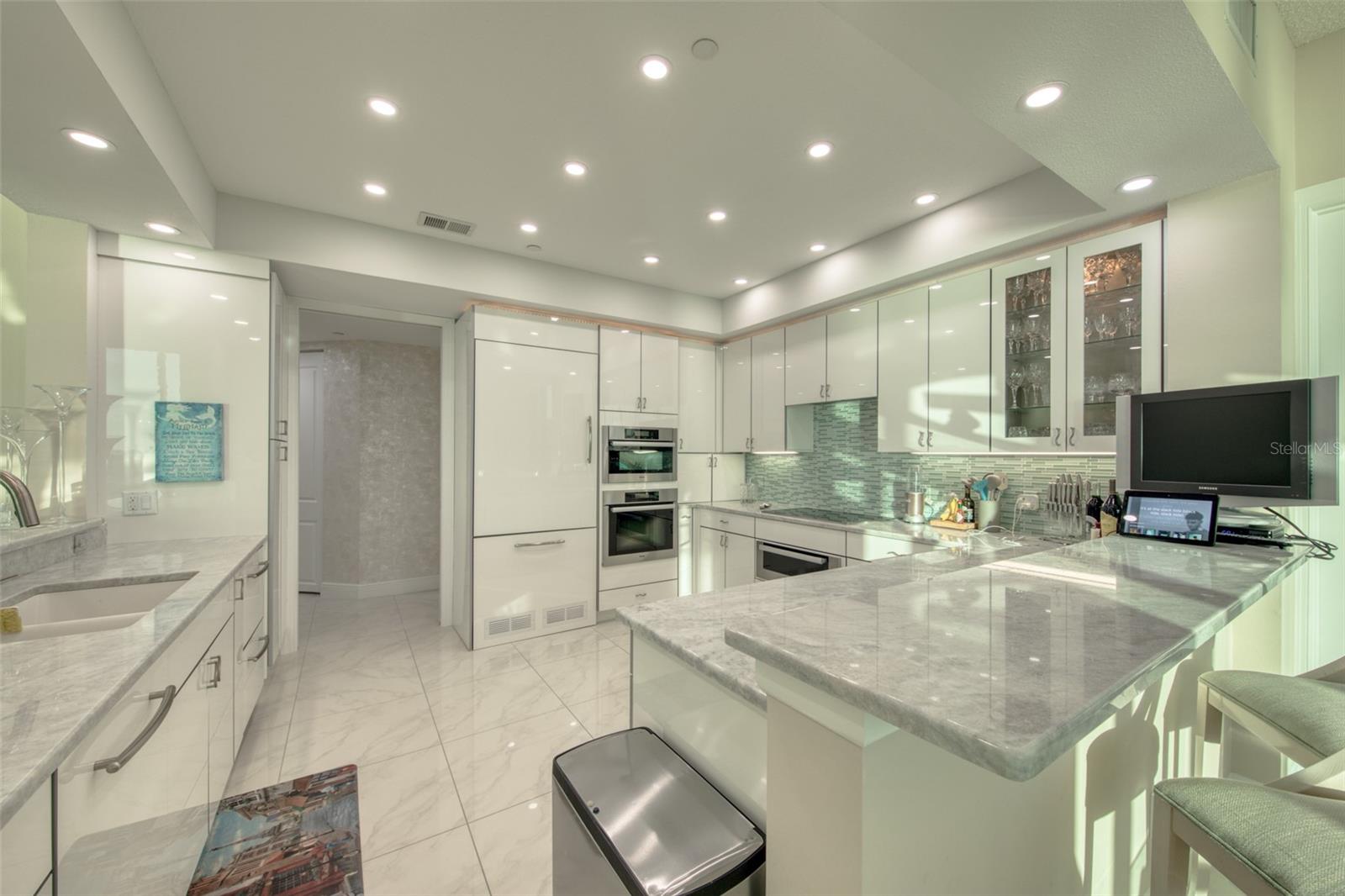 Image 11 of 56 For 1560 Gulf Boulevard 1007