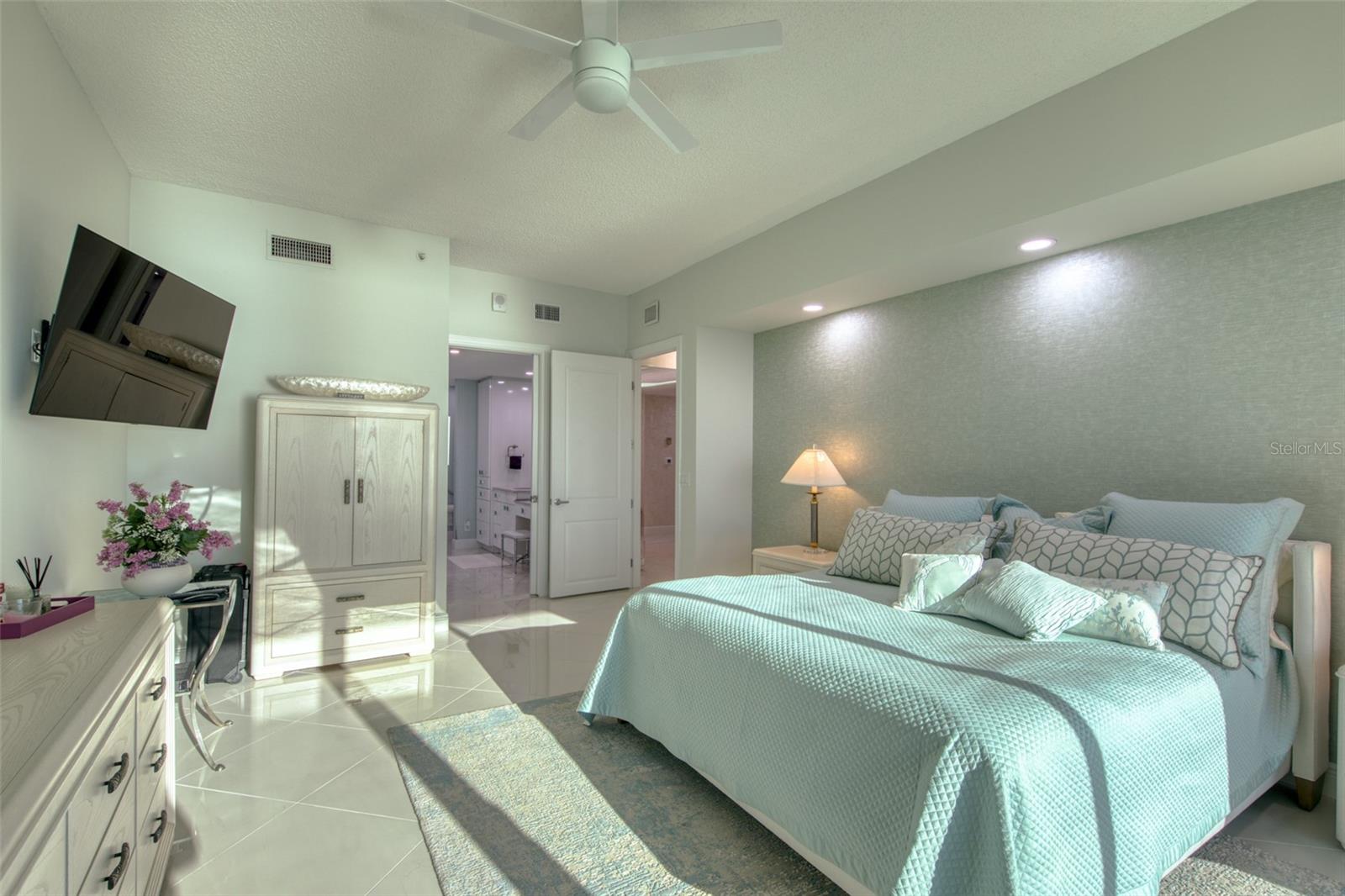 Image 26 of 56 For 1560 Gulf Boulevard 1007